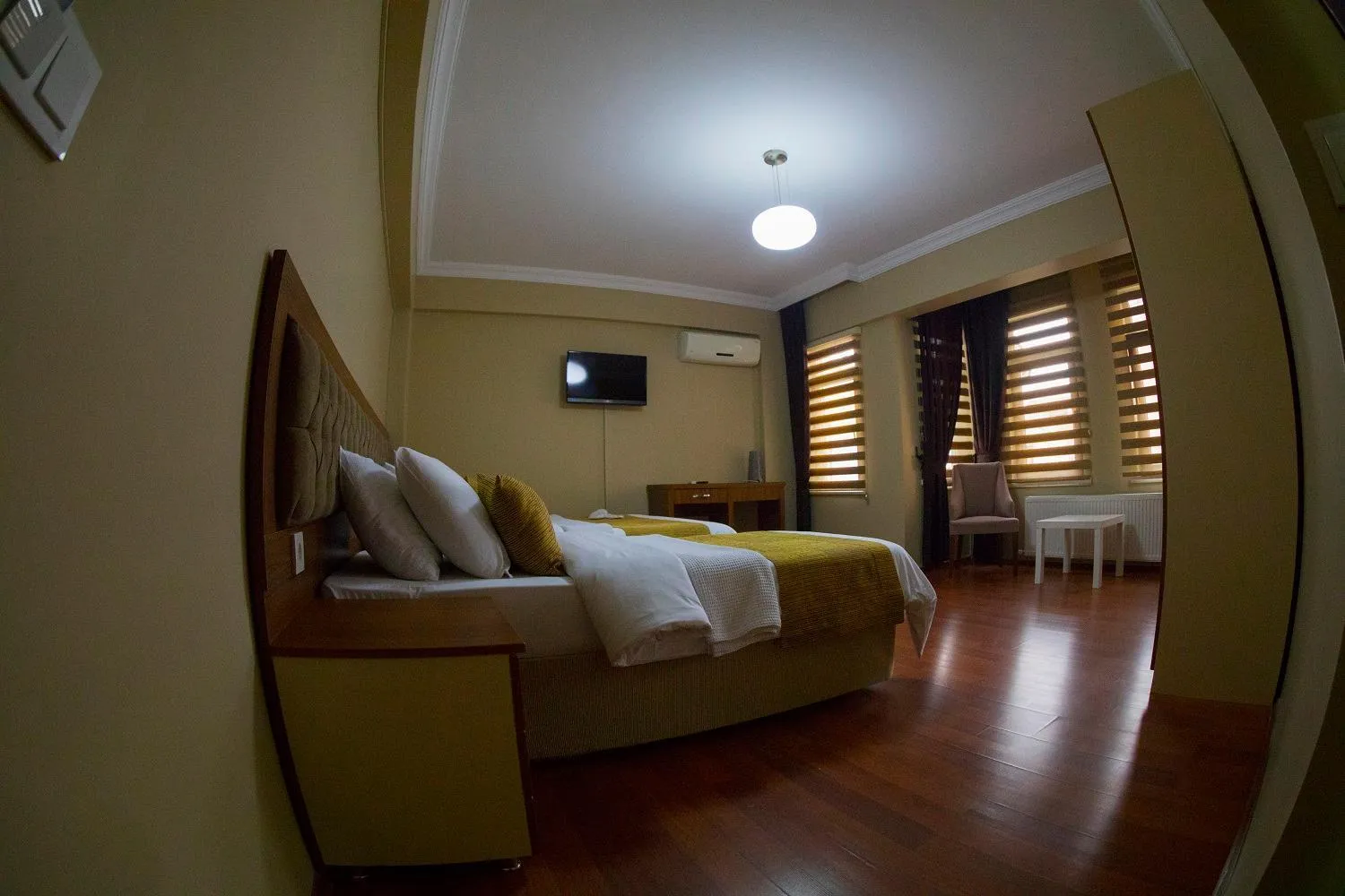 Photo of the whole room, Bed in Ramparts Hotel