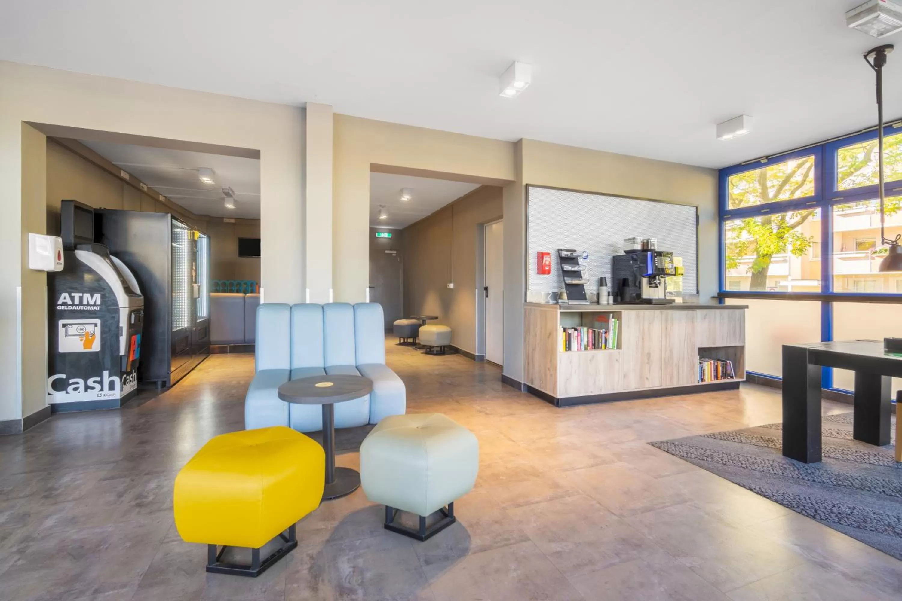 Lounge or bar in a&o Dresden Hauptbahnhof