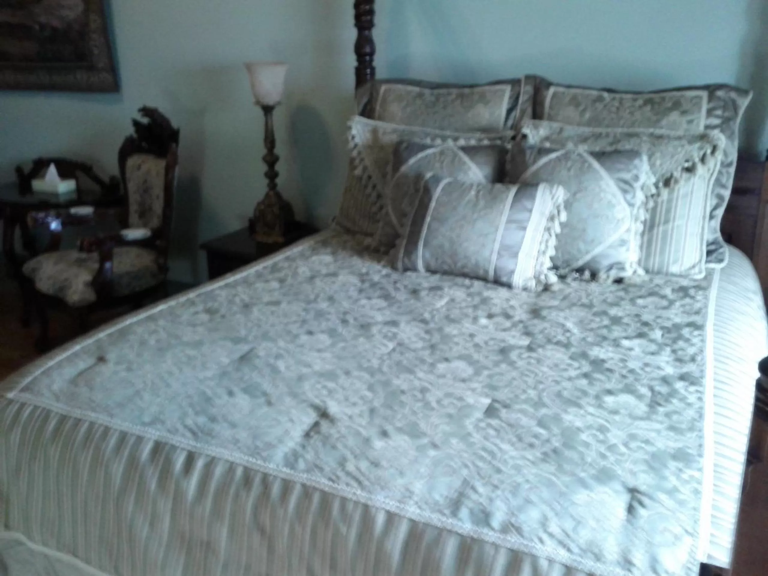 Bed in Baldachin Inn