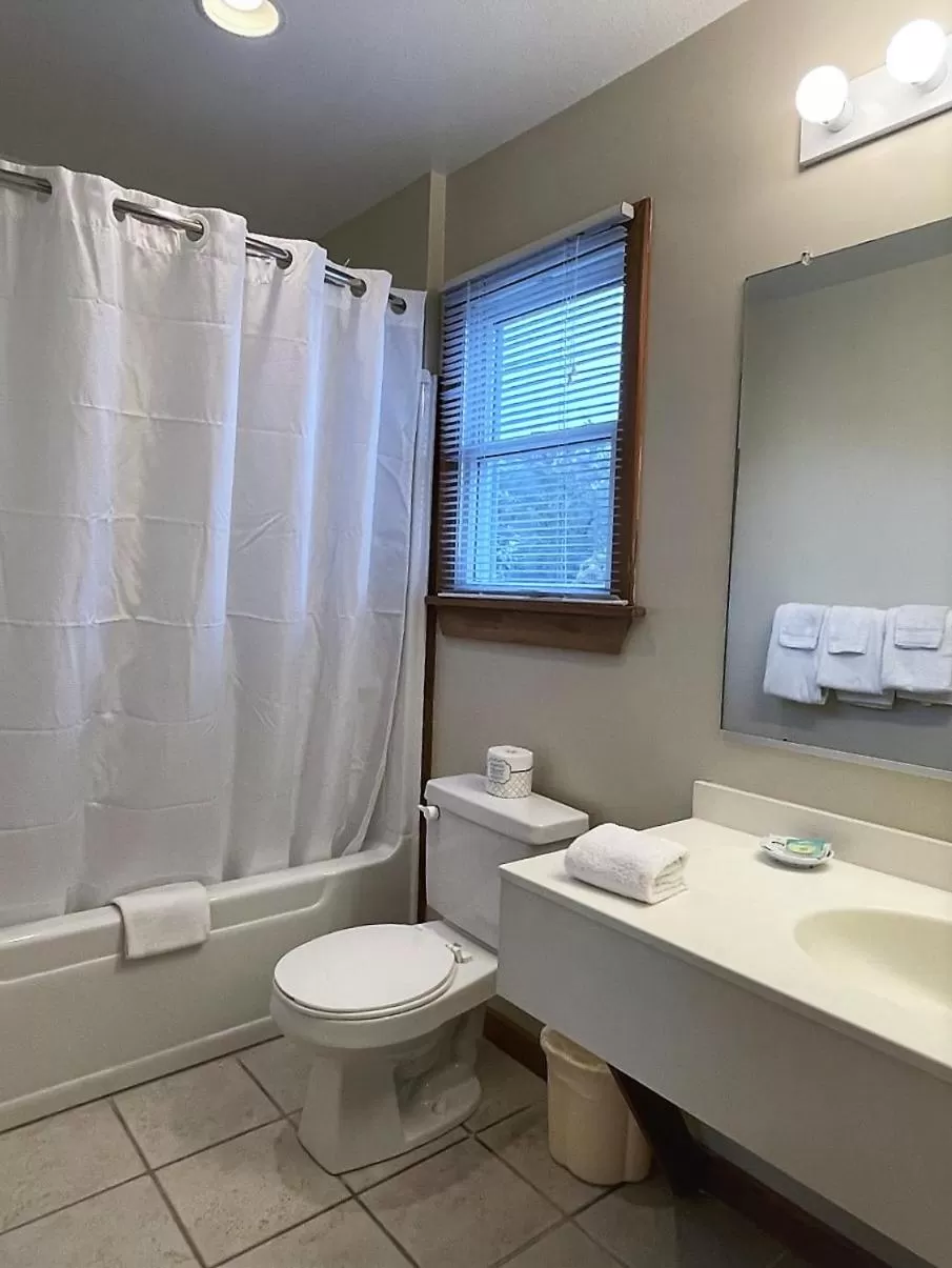 Bathroom in Pony Island Inn