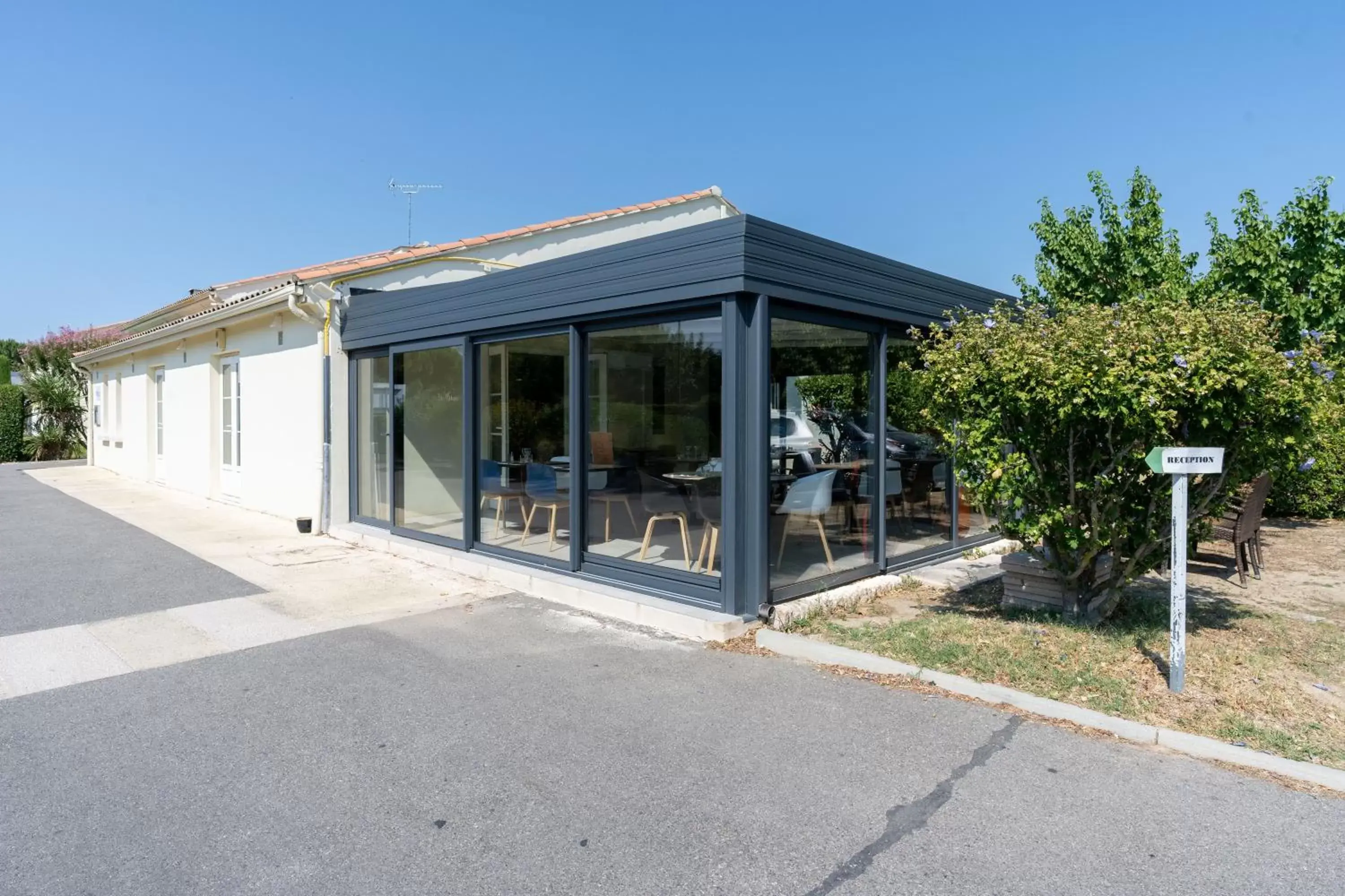 Patio, Patio/Outdoor Area in Brit Hotel Avignon Sud Le Calendal