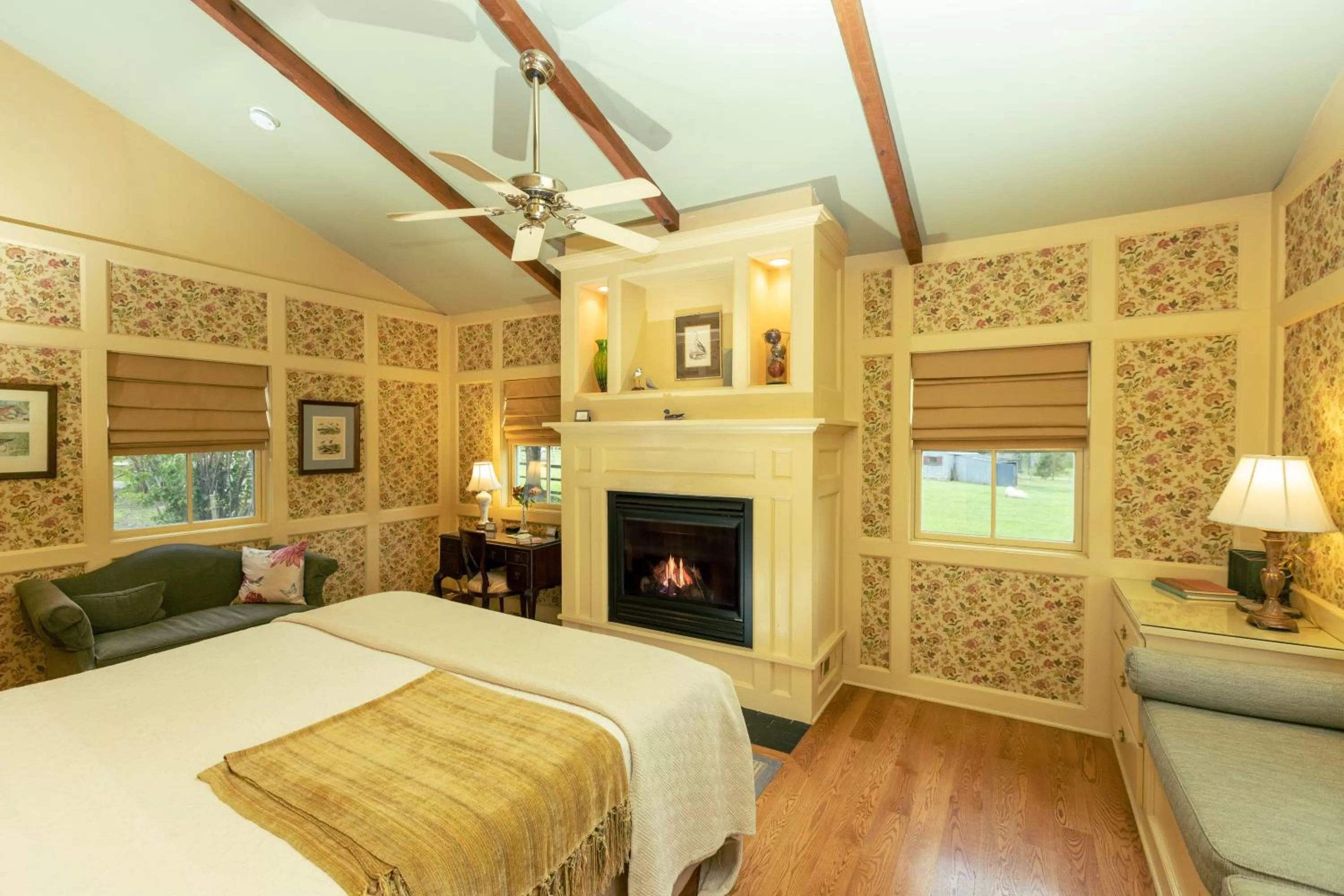 Photo of the whole room, Bed in Woolverton Inn