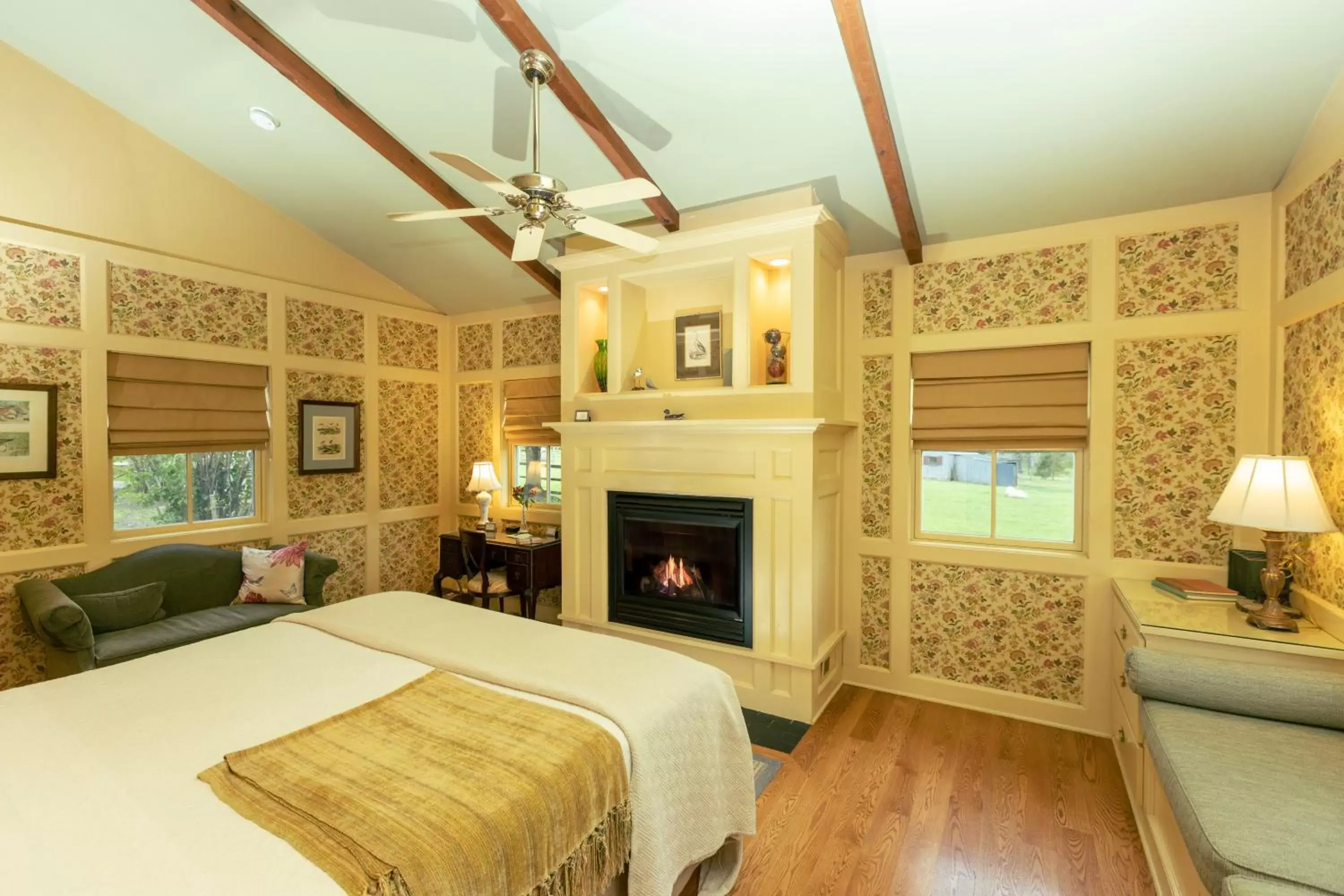 Photo of the whole room, Bed in Woolverton Inn