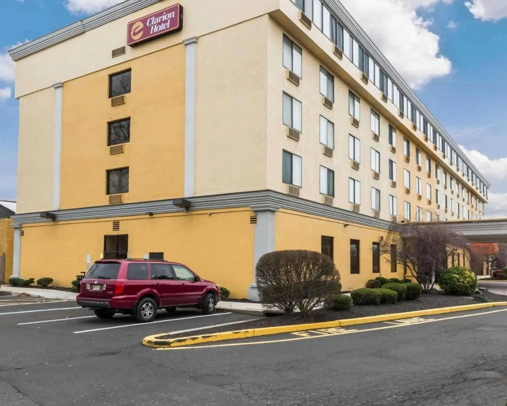 Property building in Clarion Hotel Somerset - New Brunswick