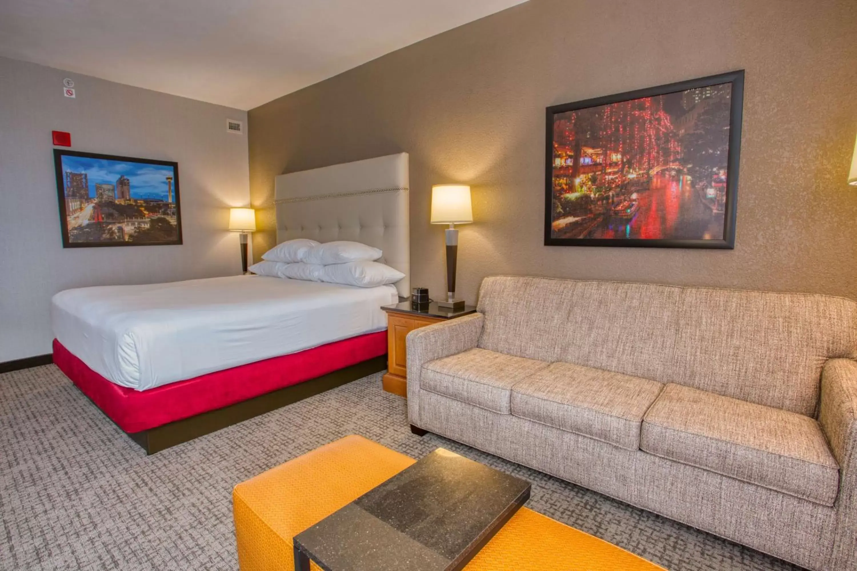 Photo of the whole room, Bed in Drury Inn & Suites San Antonio Near La Cantera