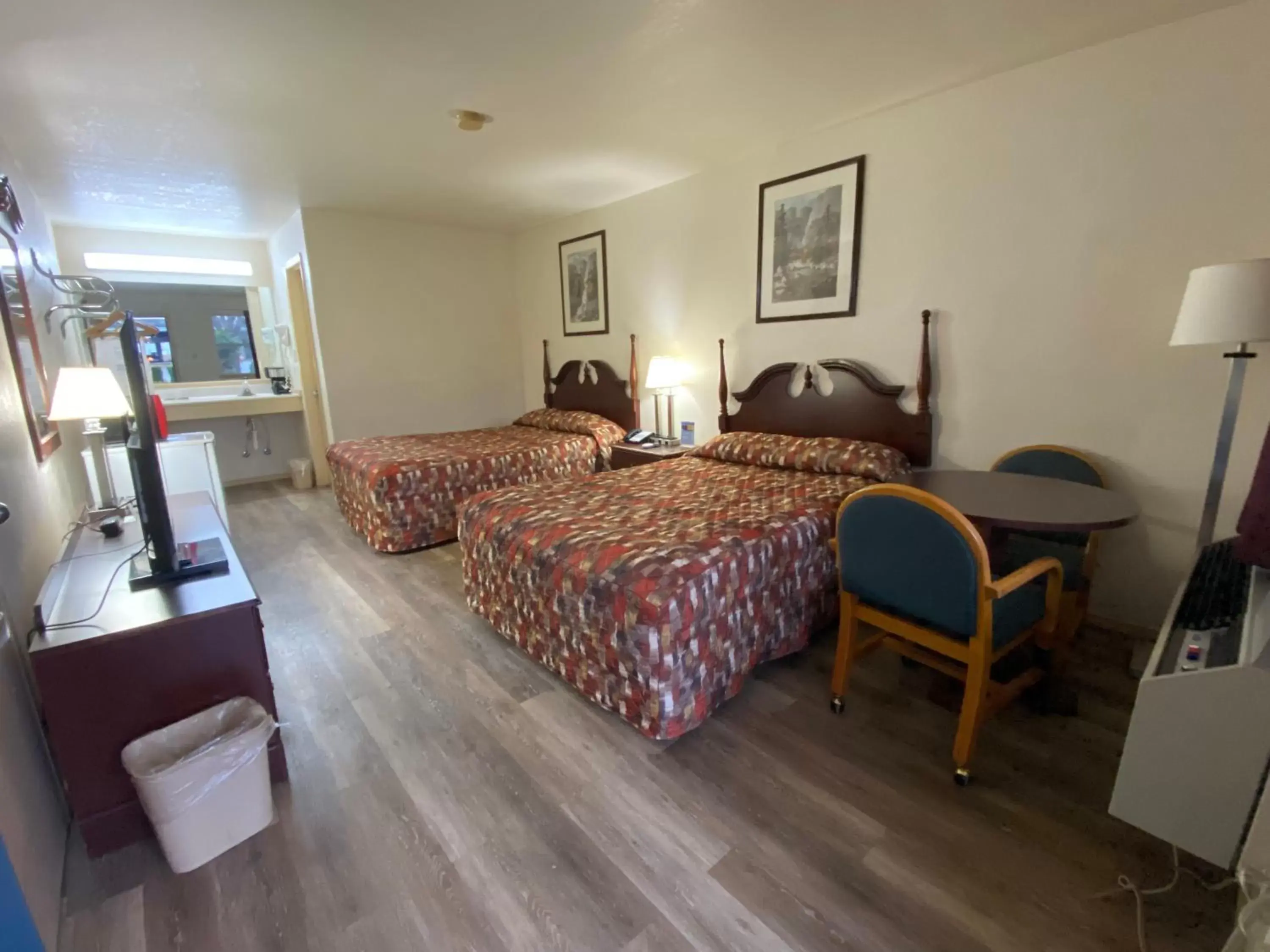 Photo of the whole room, Bed in El Rancho Motel