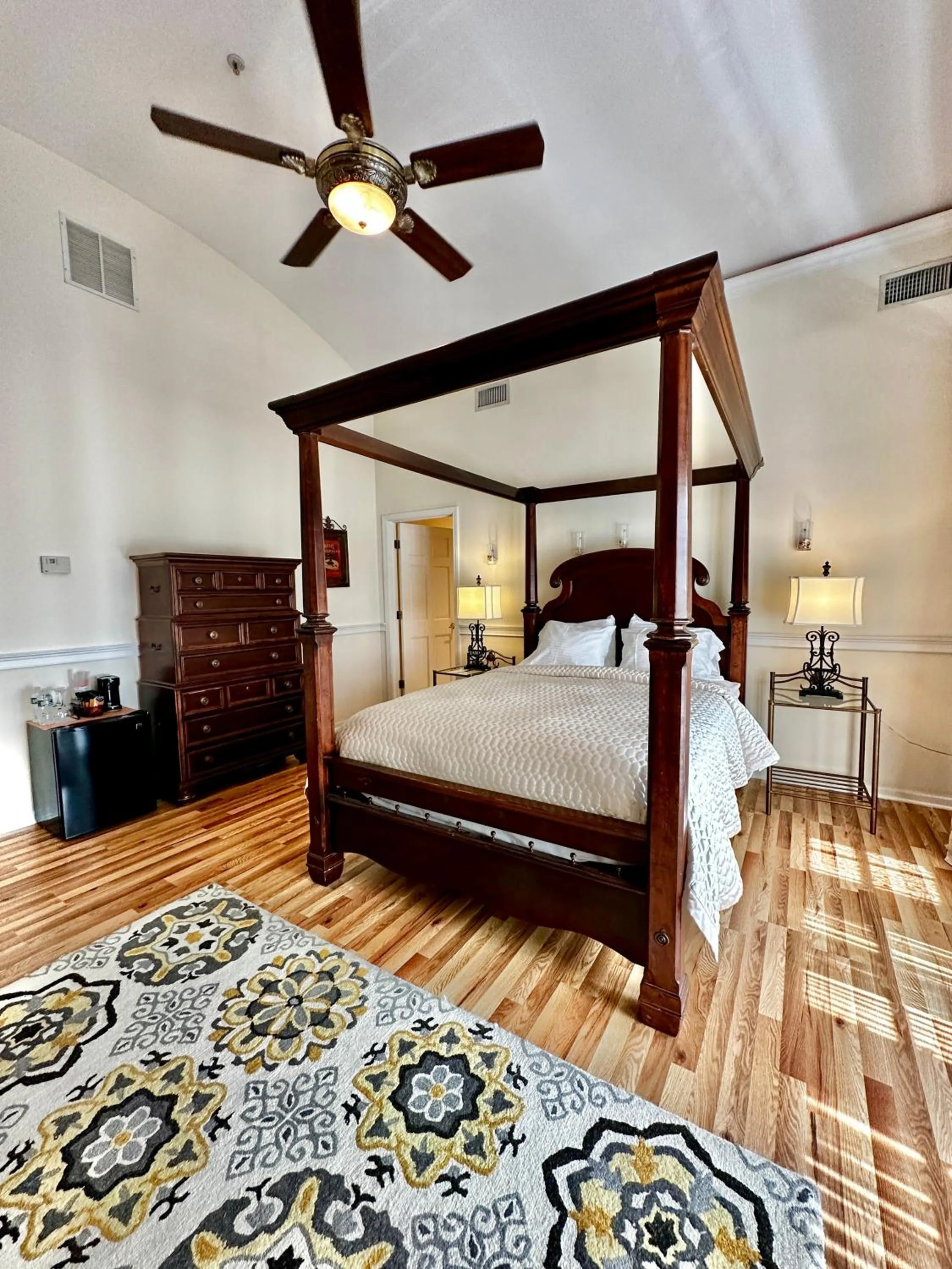 Bed in Inn on Main Hotel