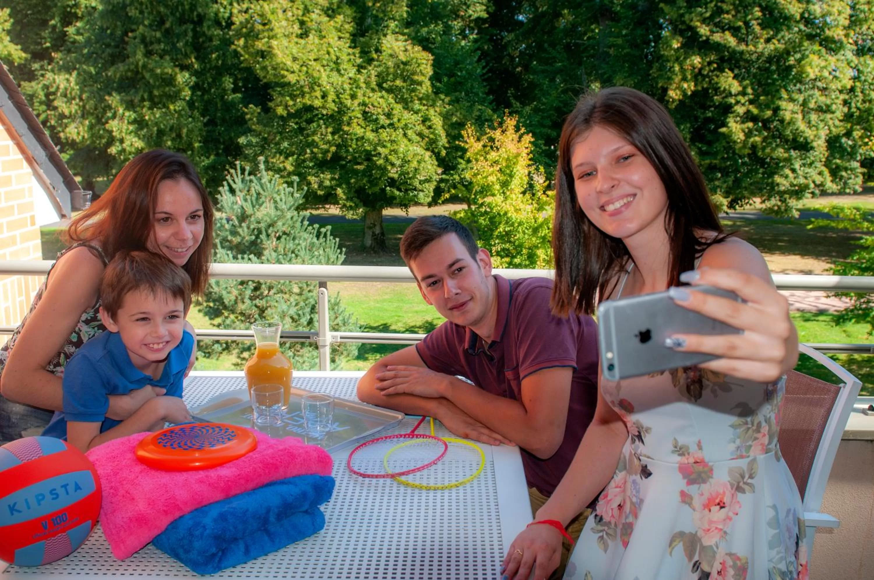 People, Family in Goélia Résidence Du Parc