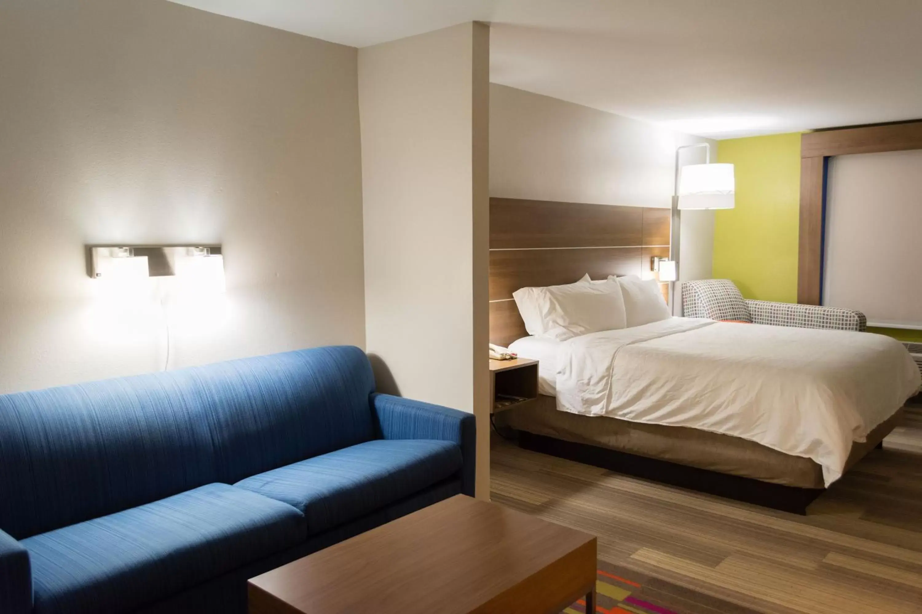 Photo of the whole room, Bed in Holiday Inn Express Hotel & Suites Muskogee, an IHG Hotel