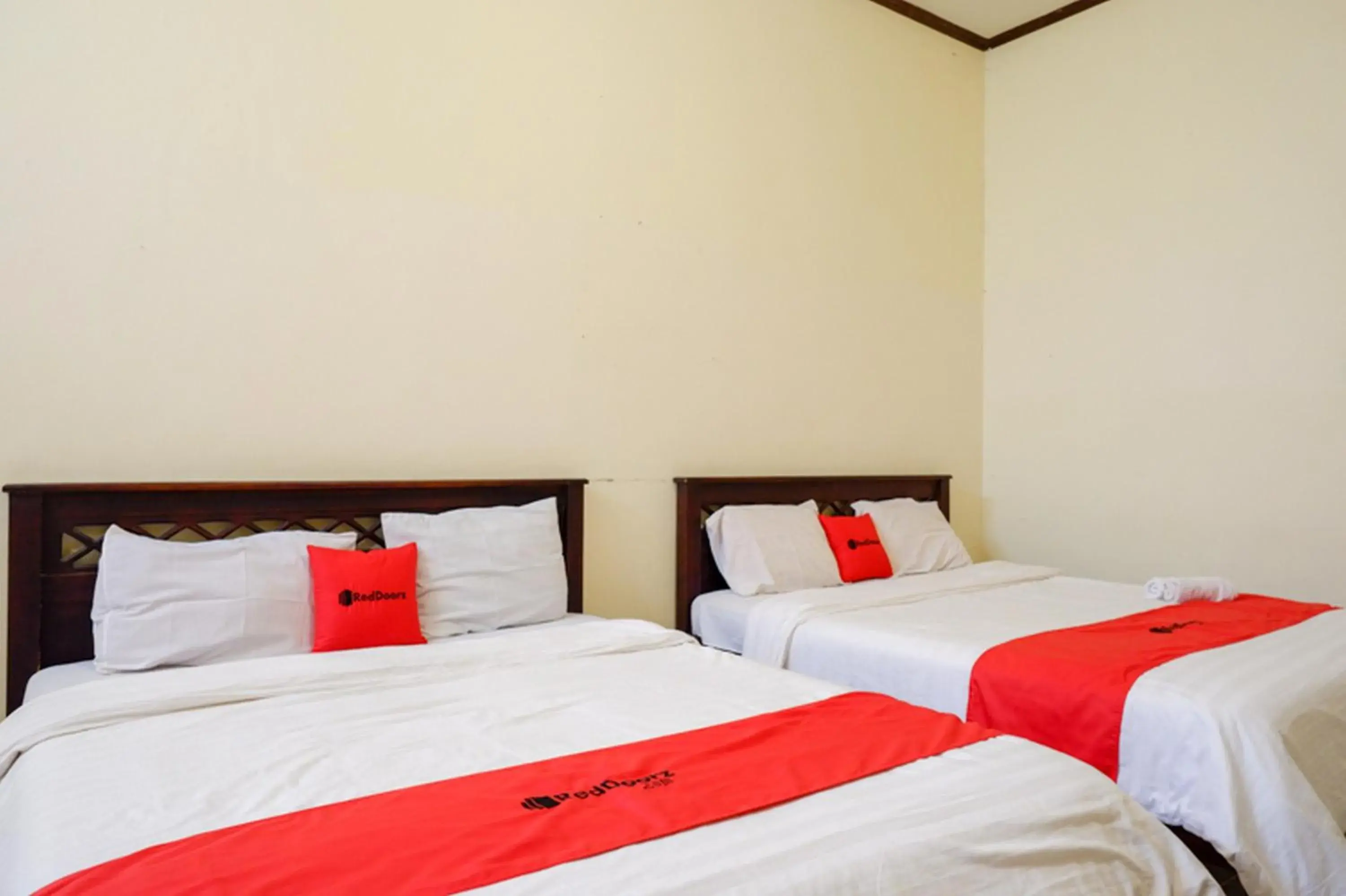 Bedroom, Bed in RedDoorz @ Hotel Citra Indah