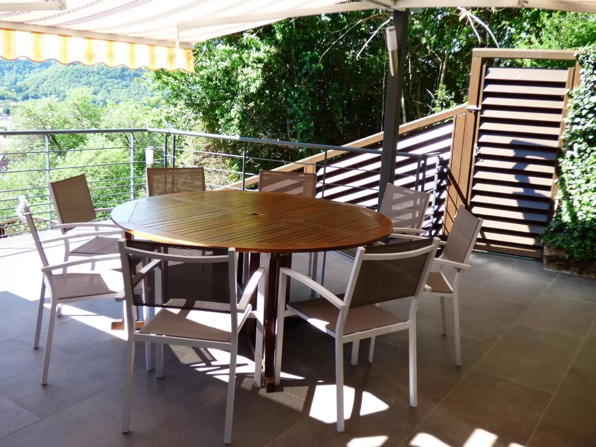 Property building, Balcony/Terrace in La Colline aux Yeux Doubs