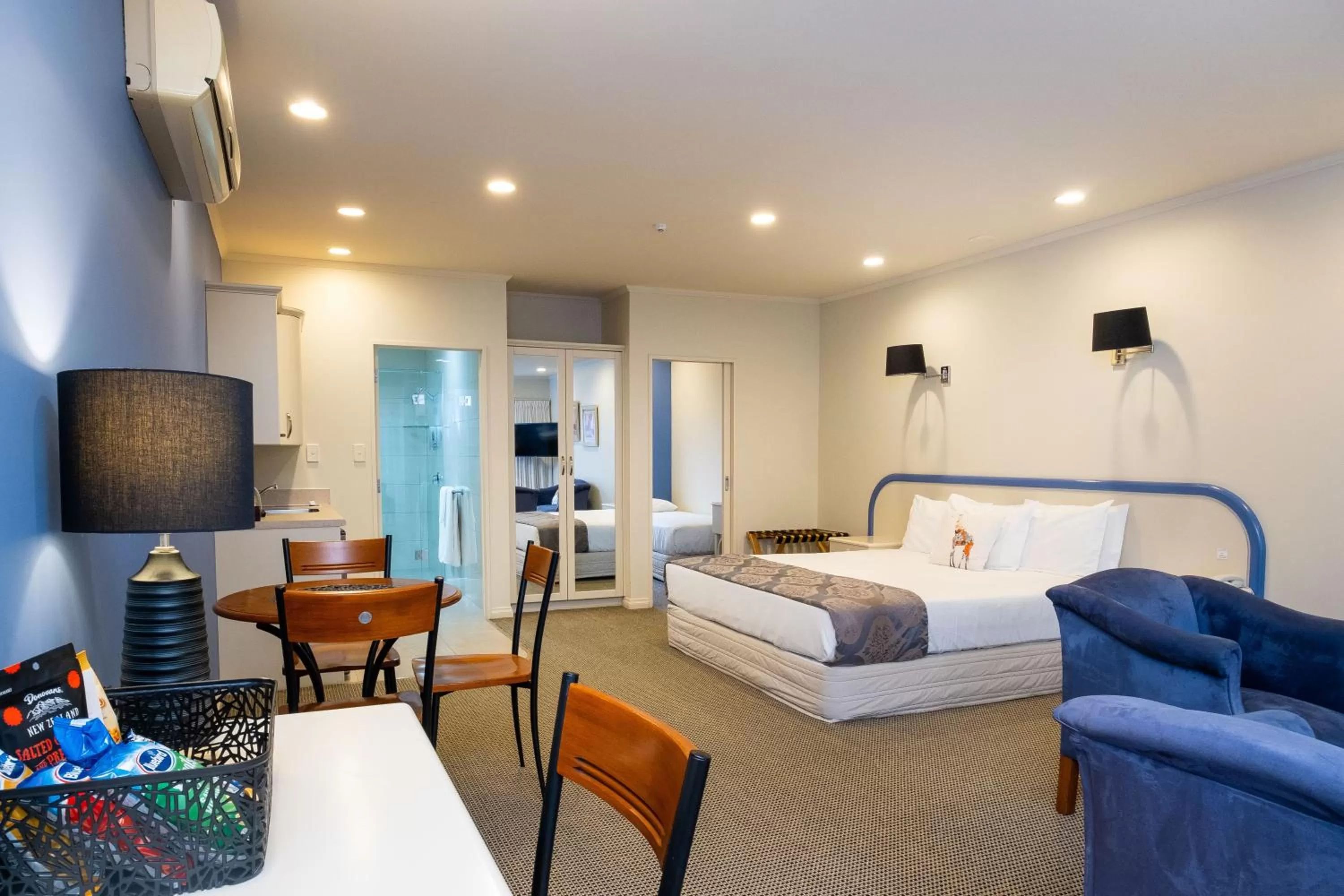 Photo of the whole room, Bed in Motel de la Mer