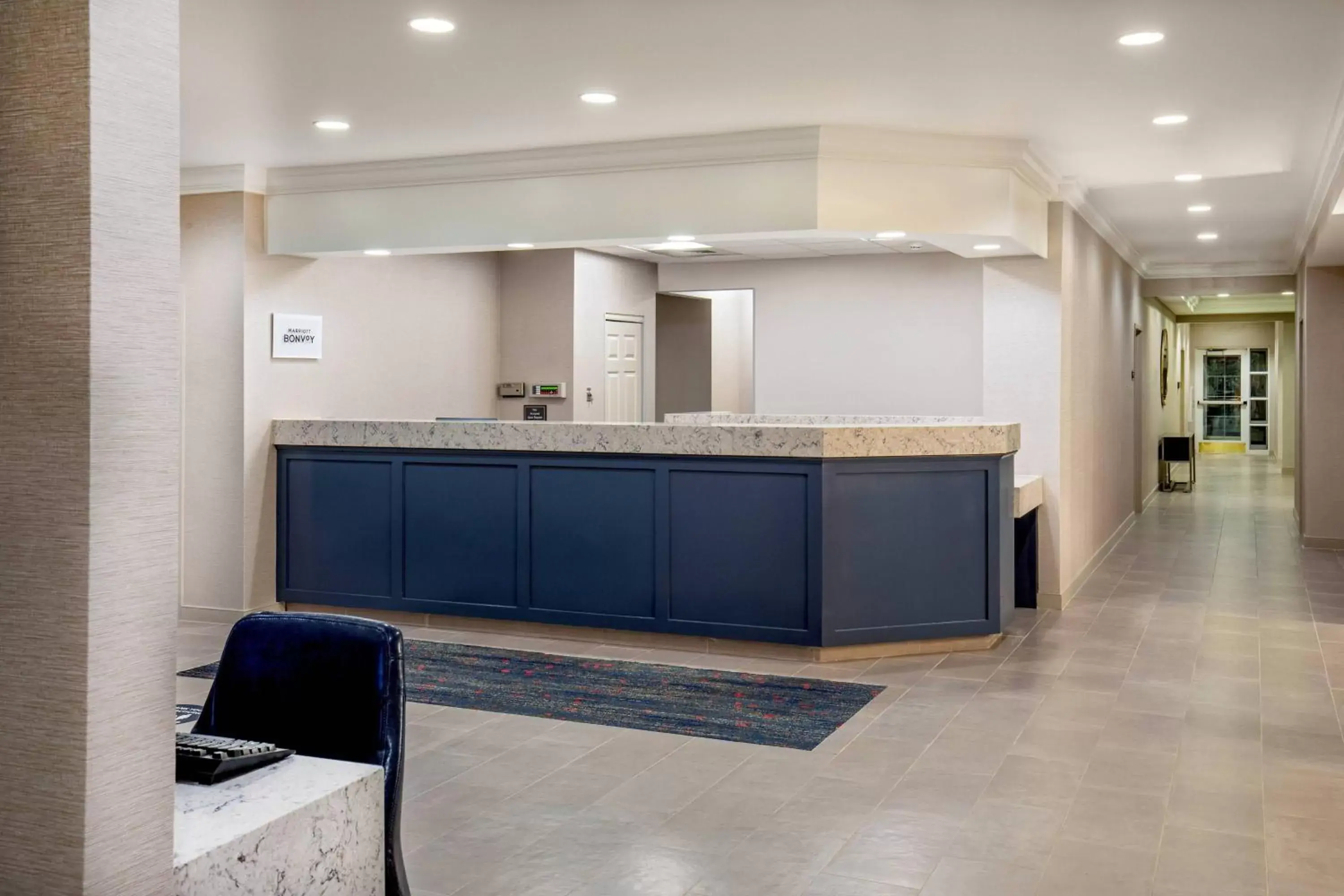 Lobby or reception, Kitchen/Kitchenette in Residence Inn by Marriott Boston Woburn