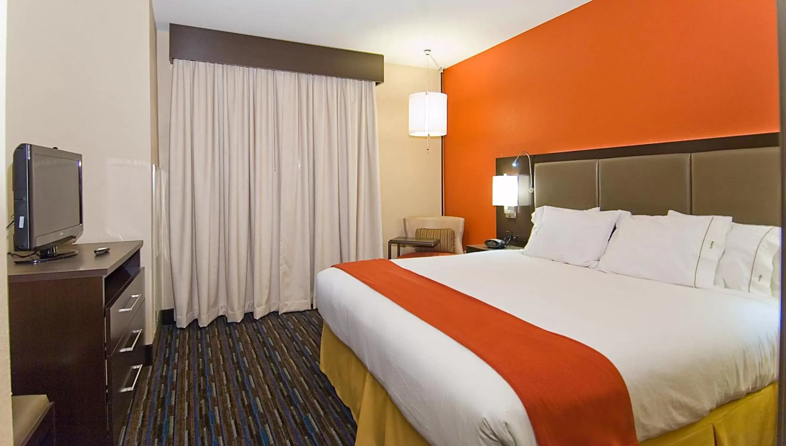 Photo of the whole room, Bed in Holiday Inn Express Fulton, an IHG Hotel