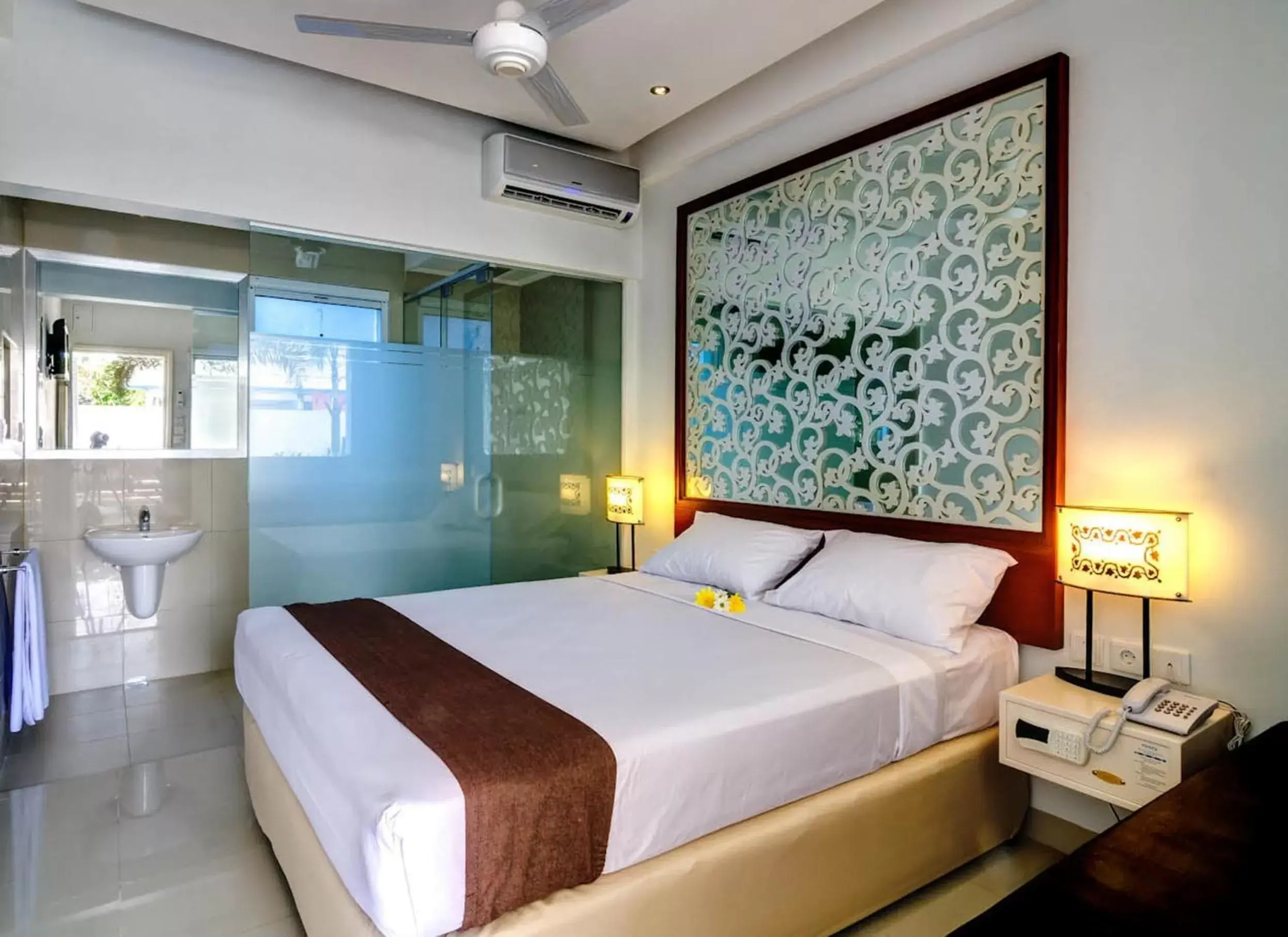 Photo of the whole room, Bed in Samsara Inn