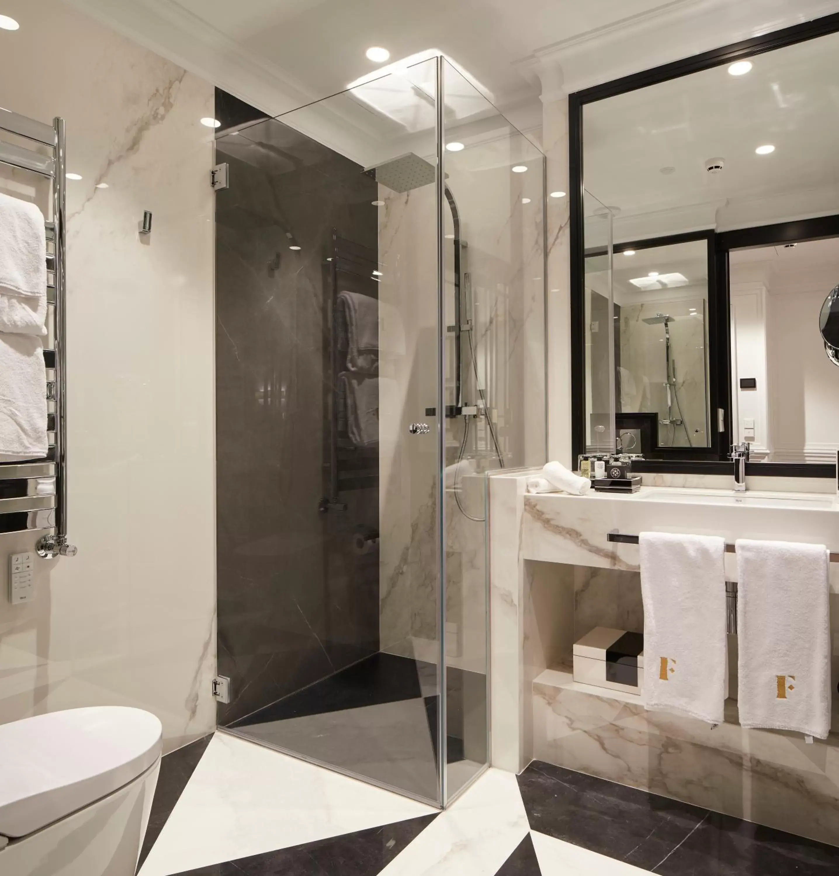 Shower, Bathroom in Hotel Boutique Villa Favorita