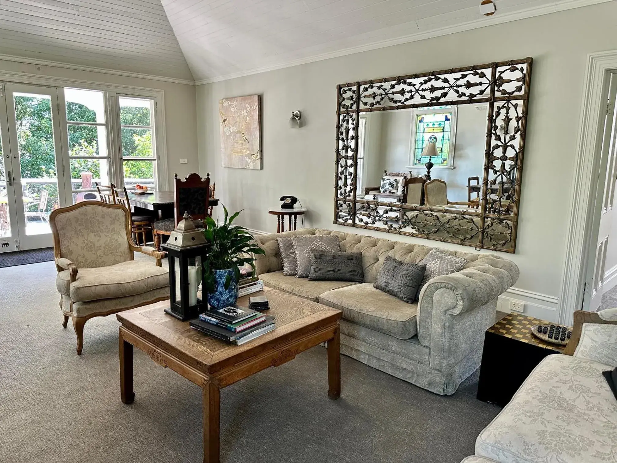 Living room, Seating Area in Captains Retreat Apartments and Cottages