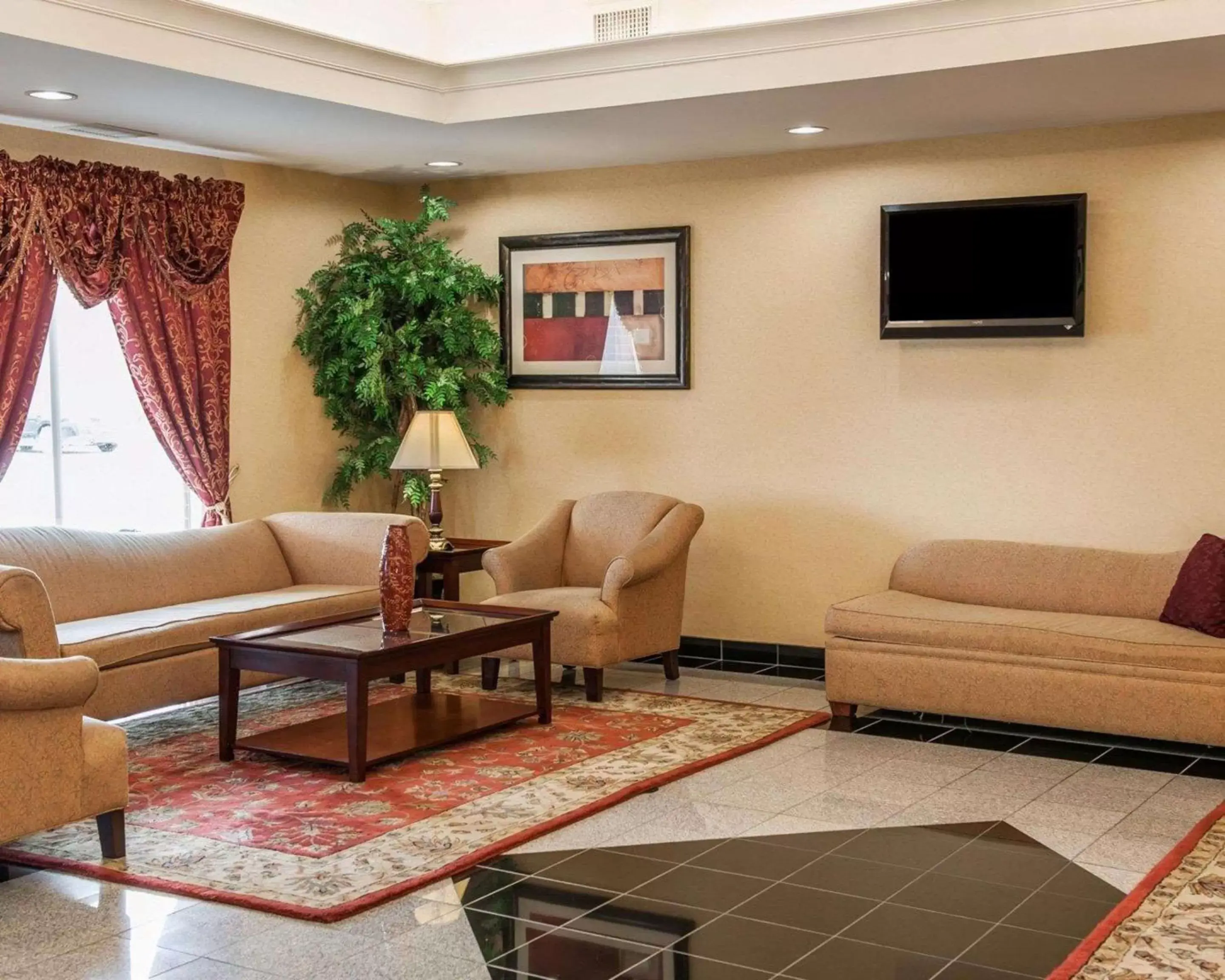 Lobby or reception, Seating Area in Comfort Suites near Indianapolis Airport