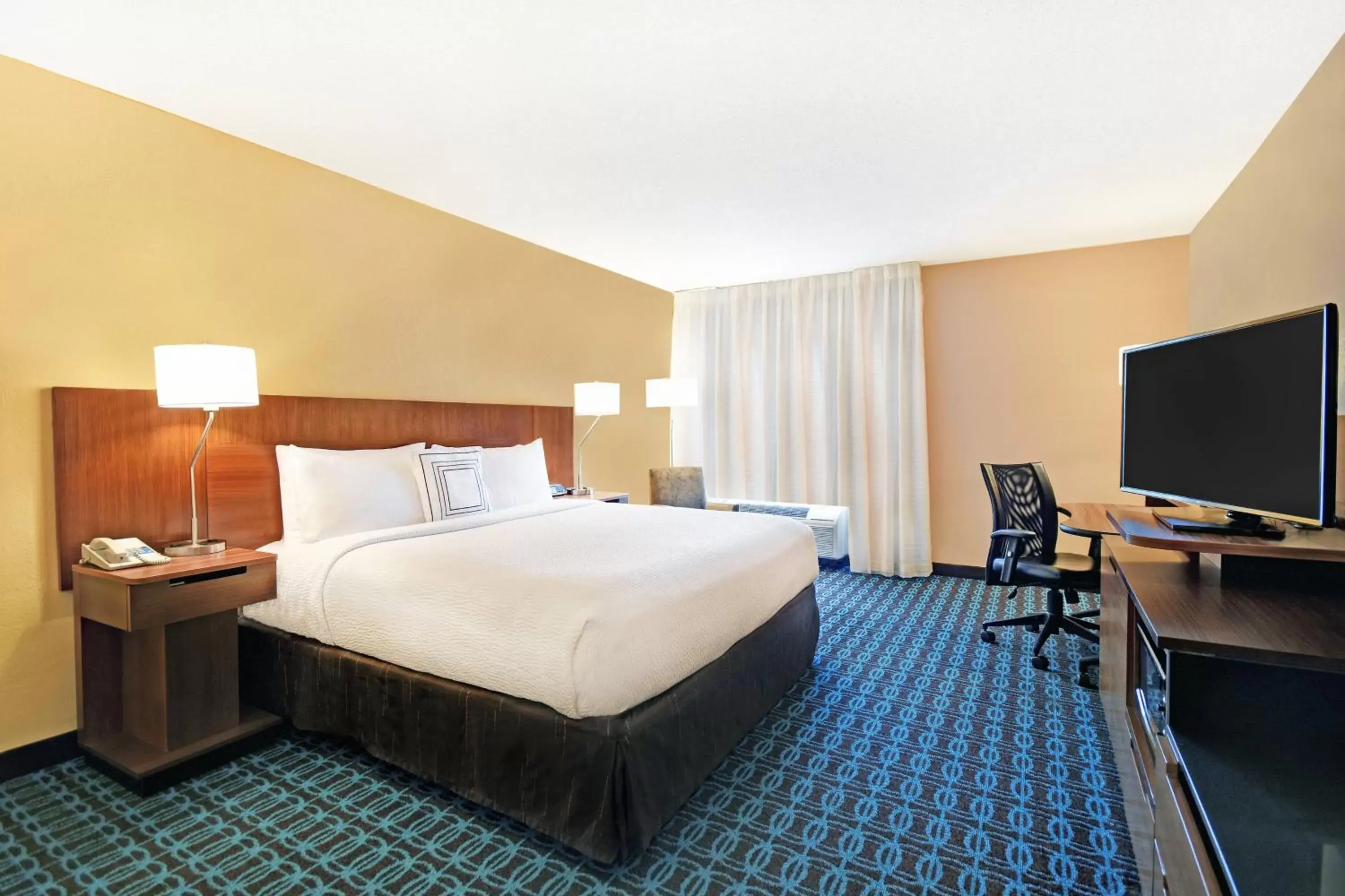 Photo of the whole room, Bed in Fairfield Inn & Suites by Marriott Atlanta Vinings/Galleria