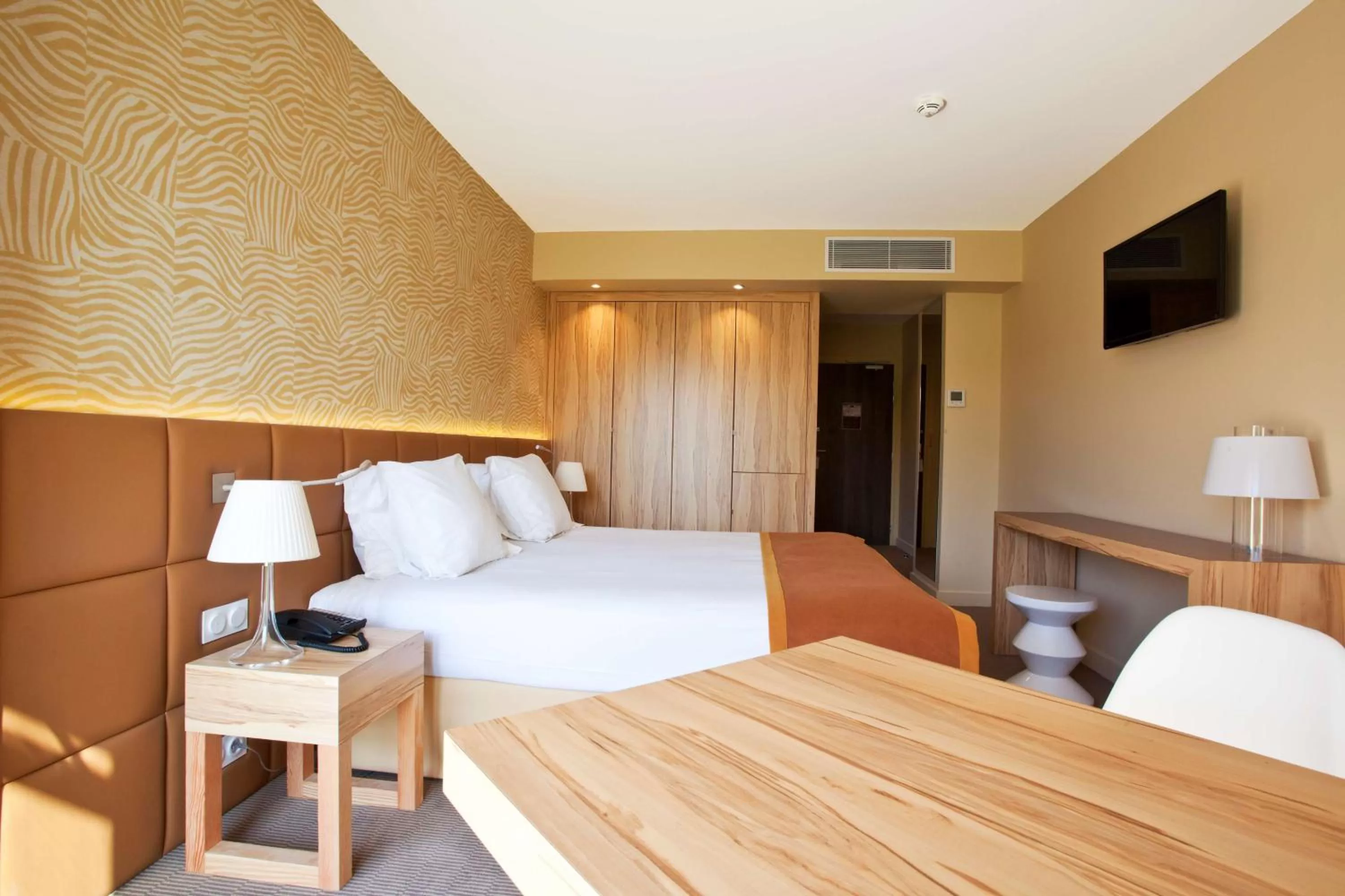 Bed in Golden Tulip Avignon Le Paradou