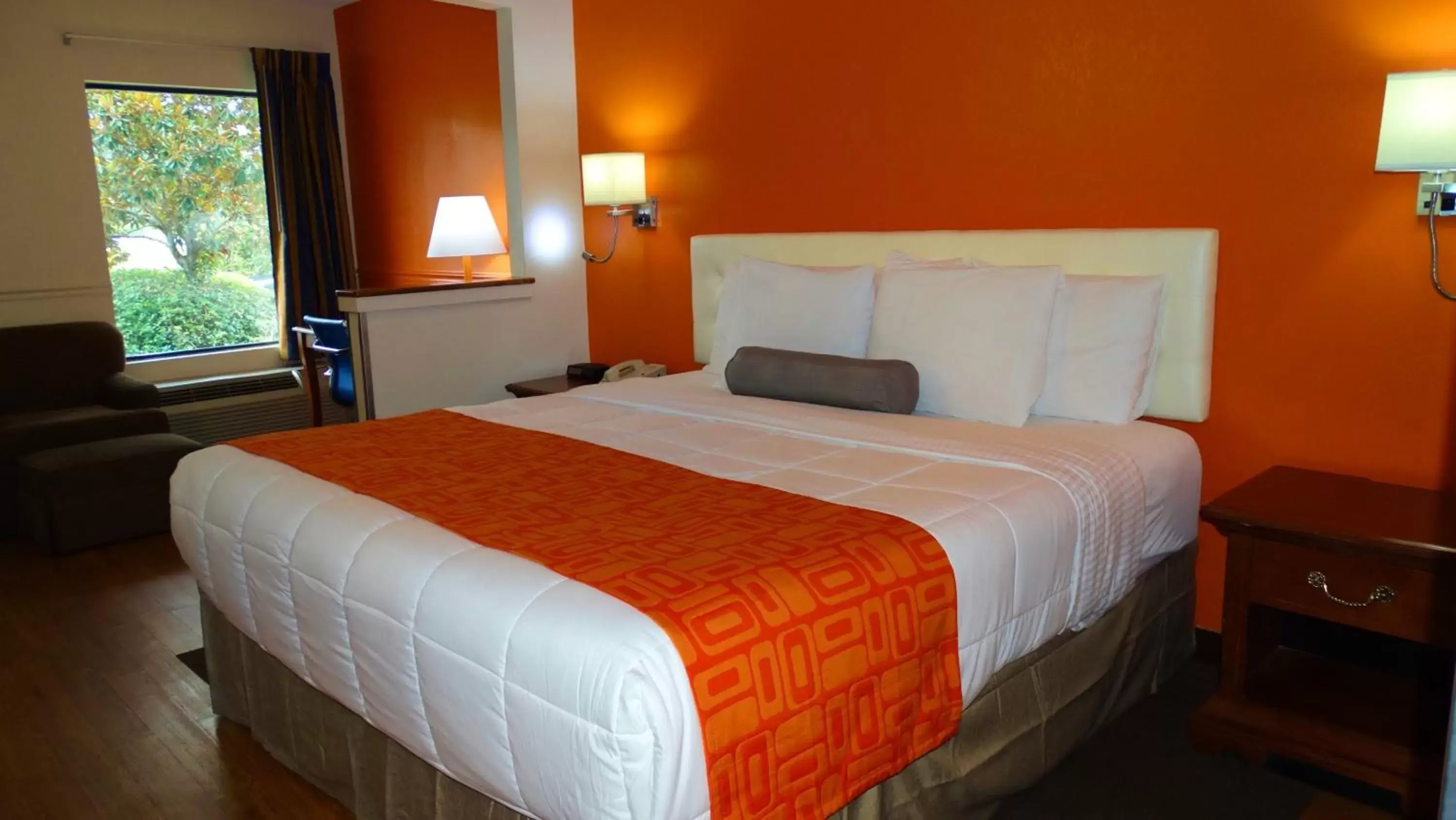 Photo of the whole room, Bed in Howard Johnson by Wyndham Savannah GA