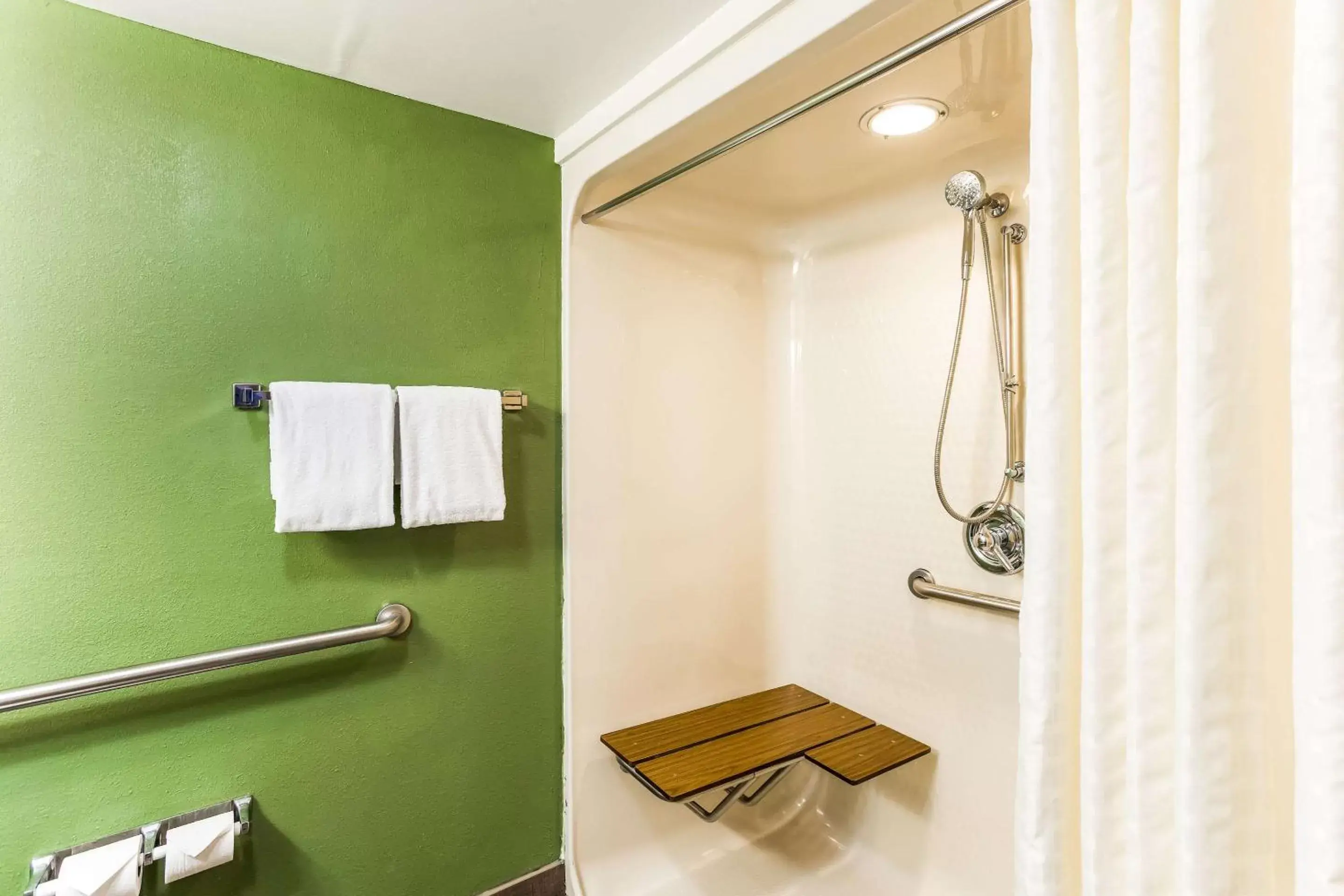 Bathroom in Sleep Inn & Suites Kingsport TriCities Airport
