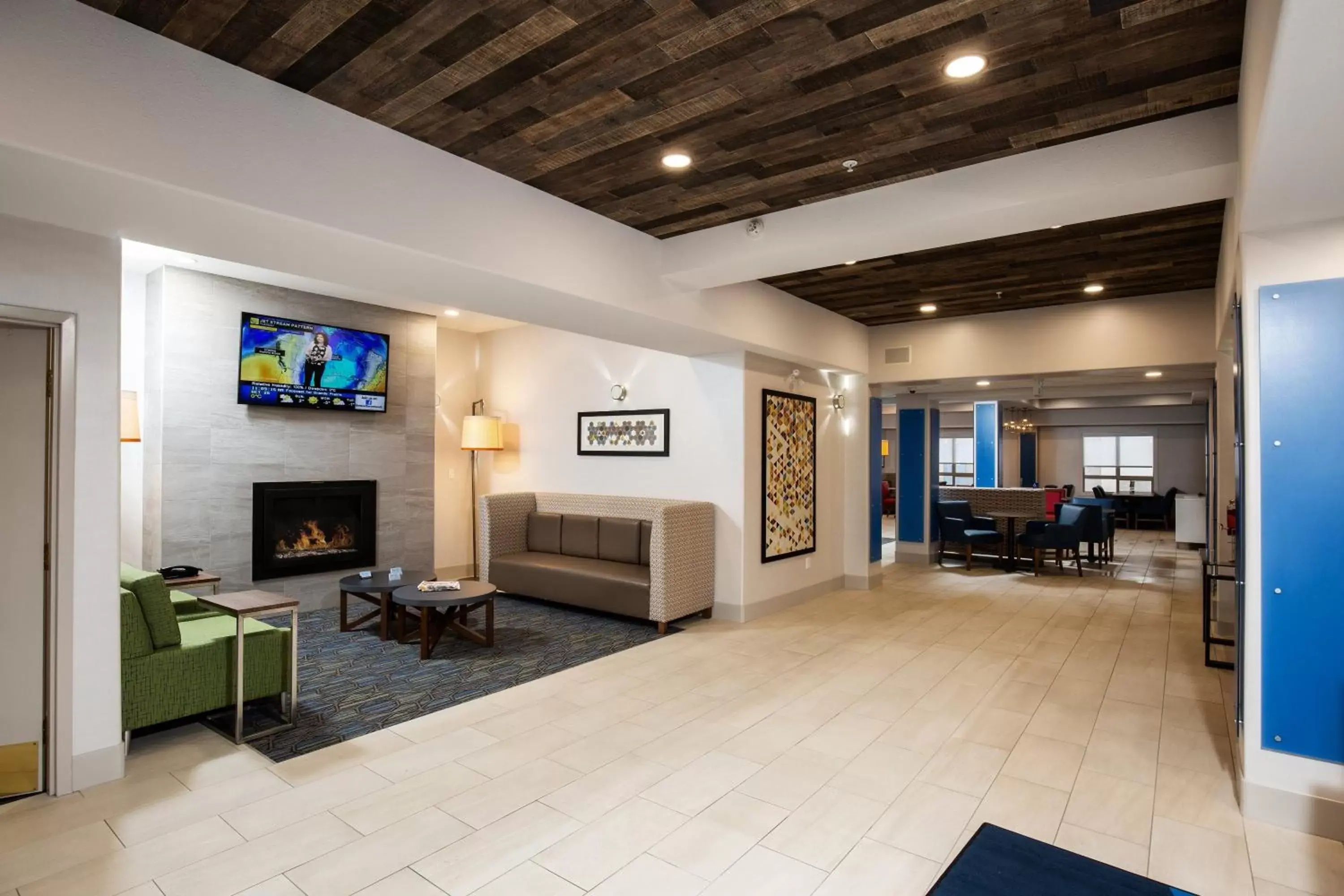 Lobby or reception, TV/Entertainment Center in Holiday Inn Express Grande Prairie, an IHG Hotel