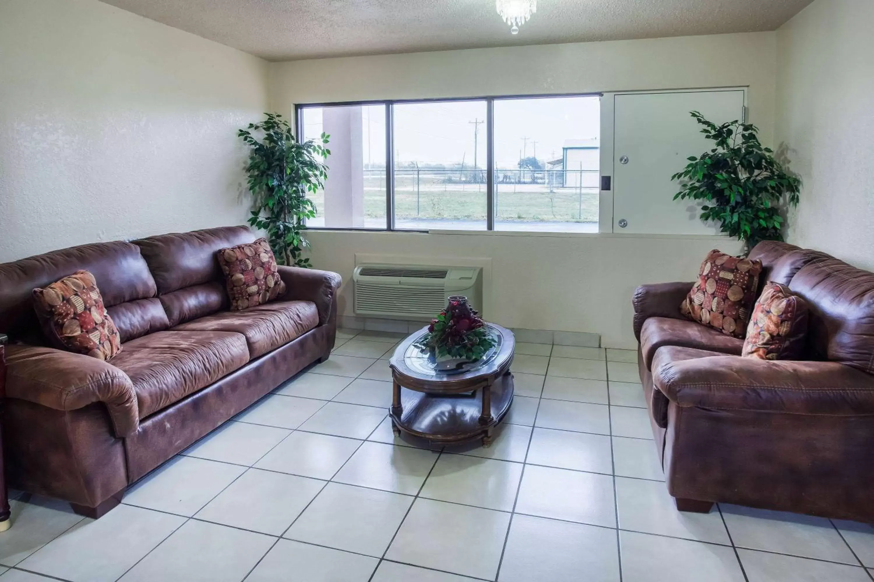 Lobby or reception, Seating Area in Super 8 by Wyndham Giddings