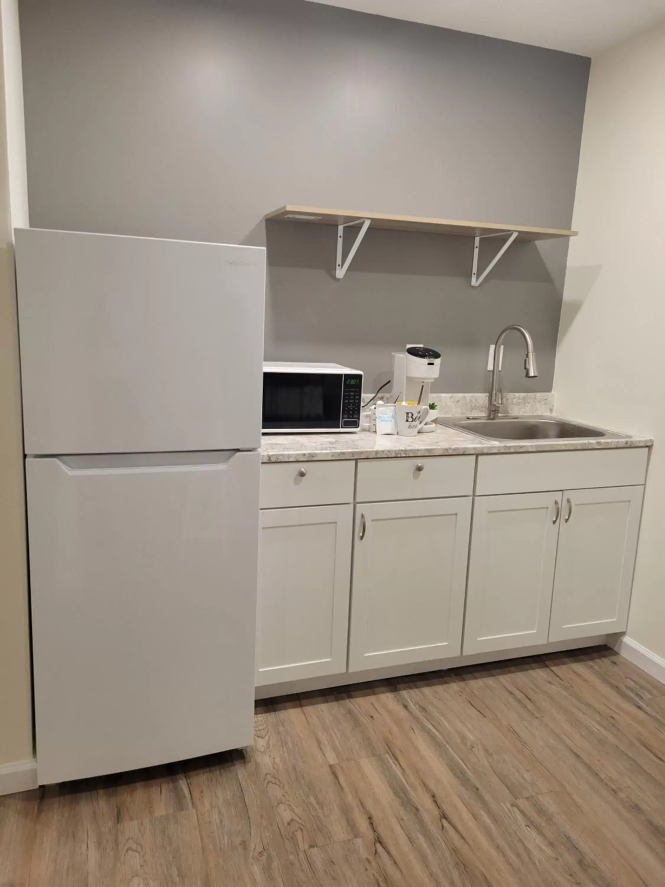 Kitchen or kitchenette in The Honey Bee Motel Kitchen or kitchenette in The Honey Bee Motel