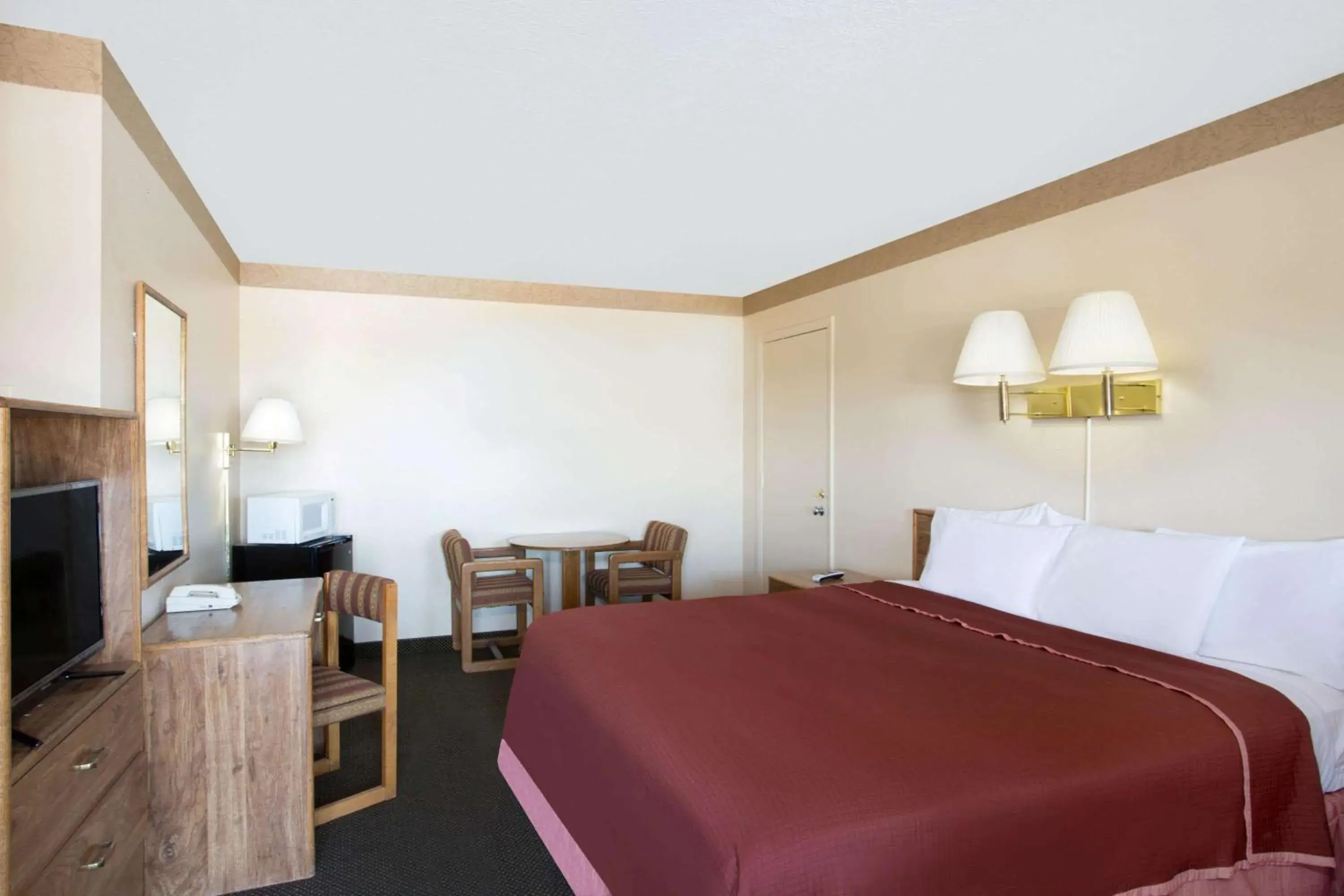 Photo of the whole room, Bed in Howard Johnson by Wyndham Brigham City