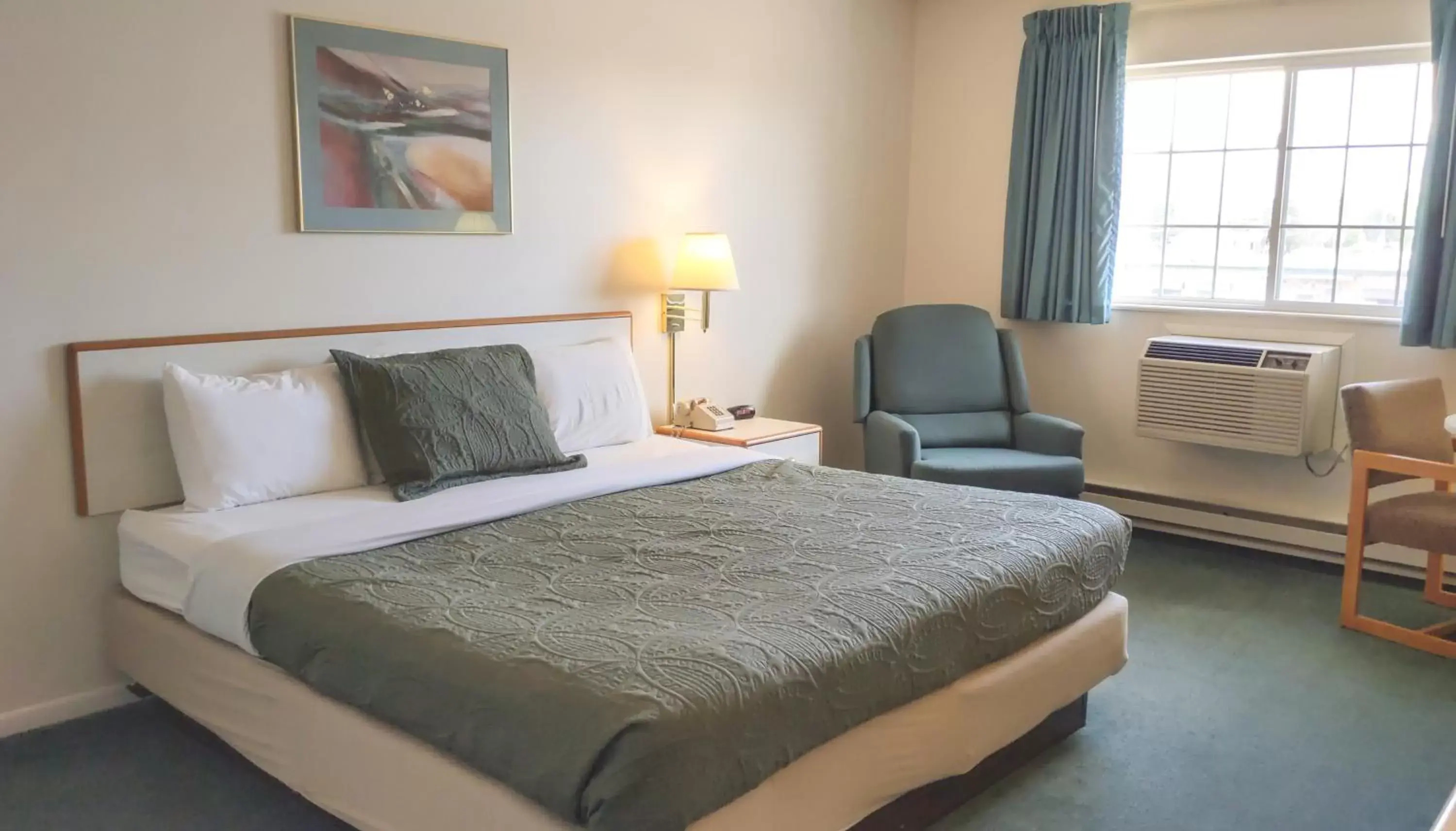 Bedroom, Bed in Mountain Host Motor Inn