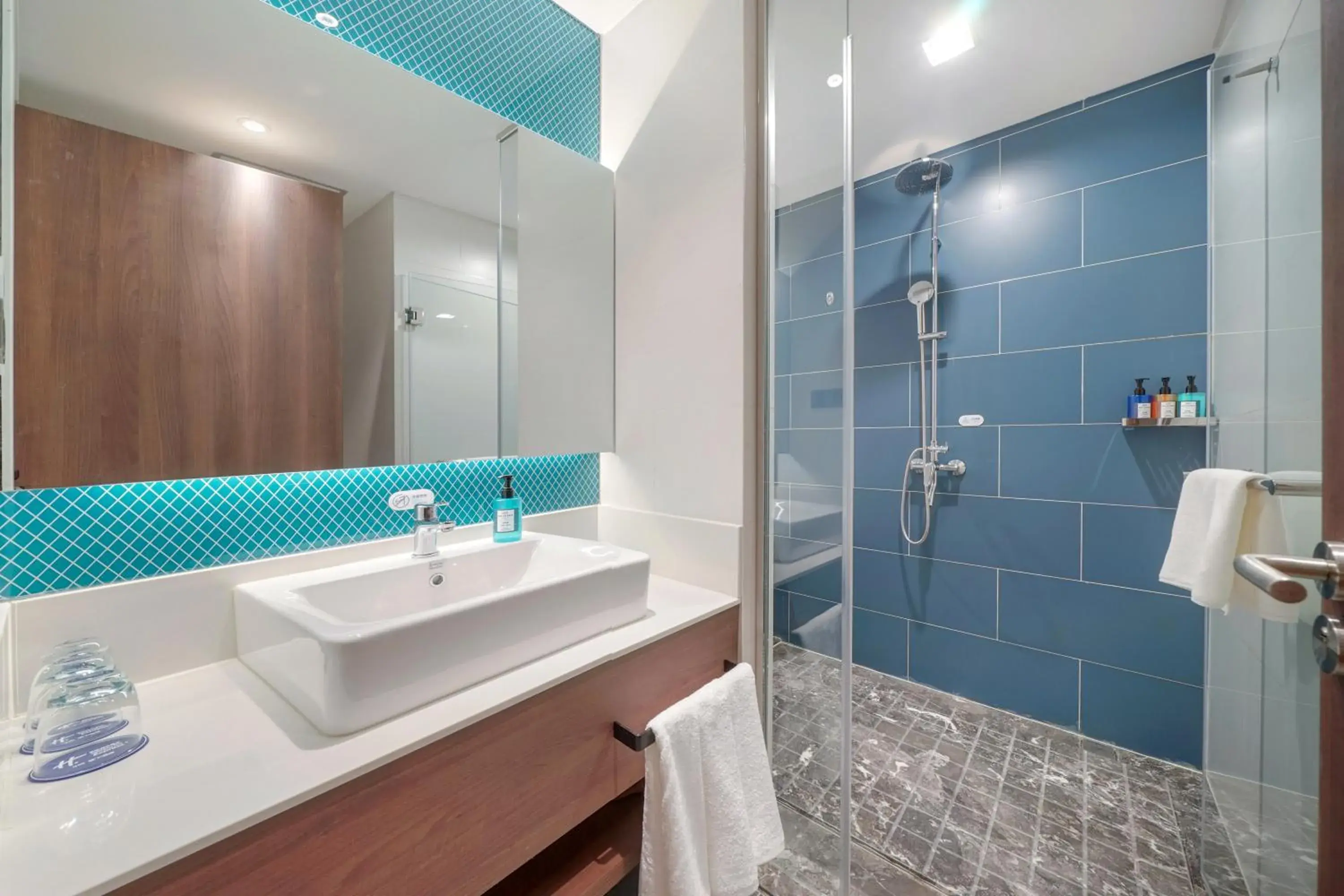 Shower, Bathroom in Holiday Inn Express - Harbin Songbei New District, an IHG Hotel