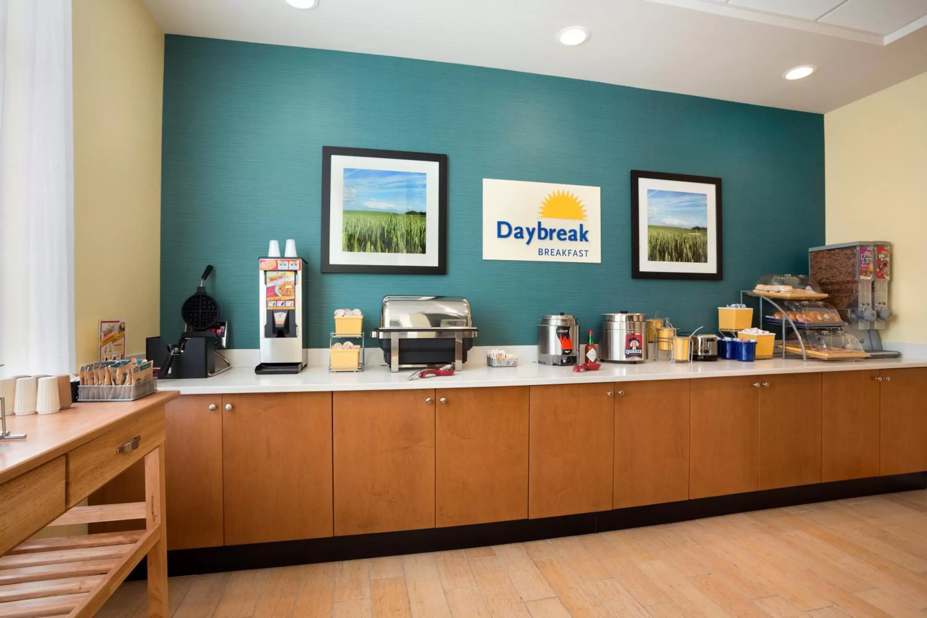 Coffee/tea facilities, Restaurant/Places to Eat in Days Inn & Suites by Wyndham Caldwell