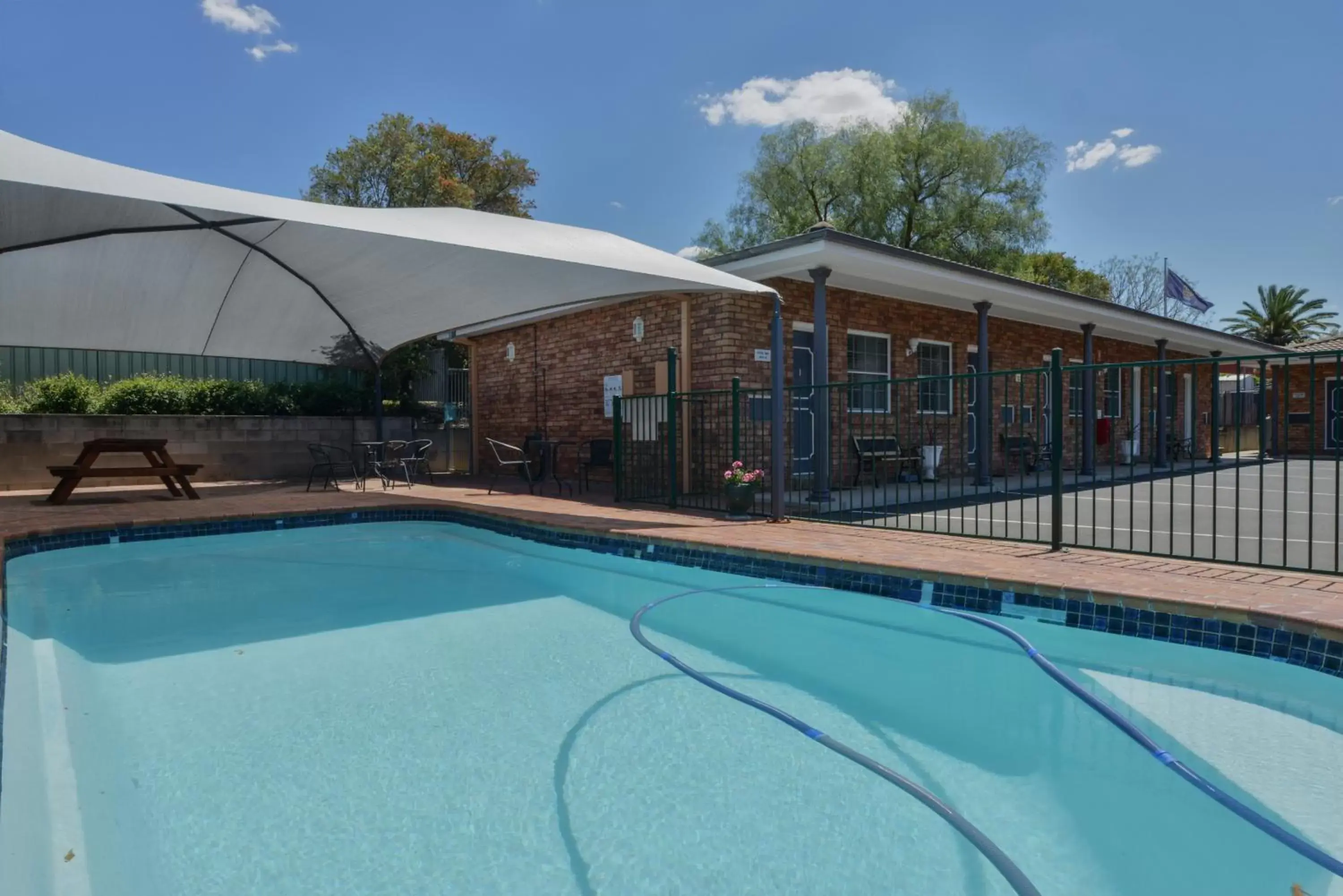 Swimming Pool in Cadman Motor Inn and Apartments