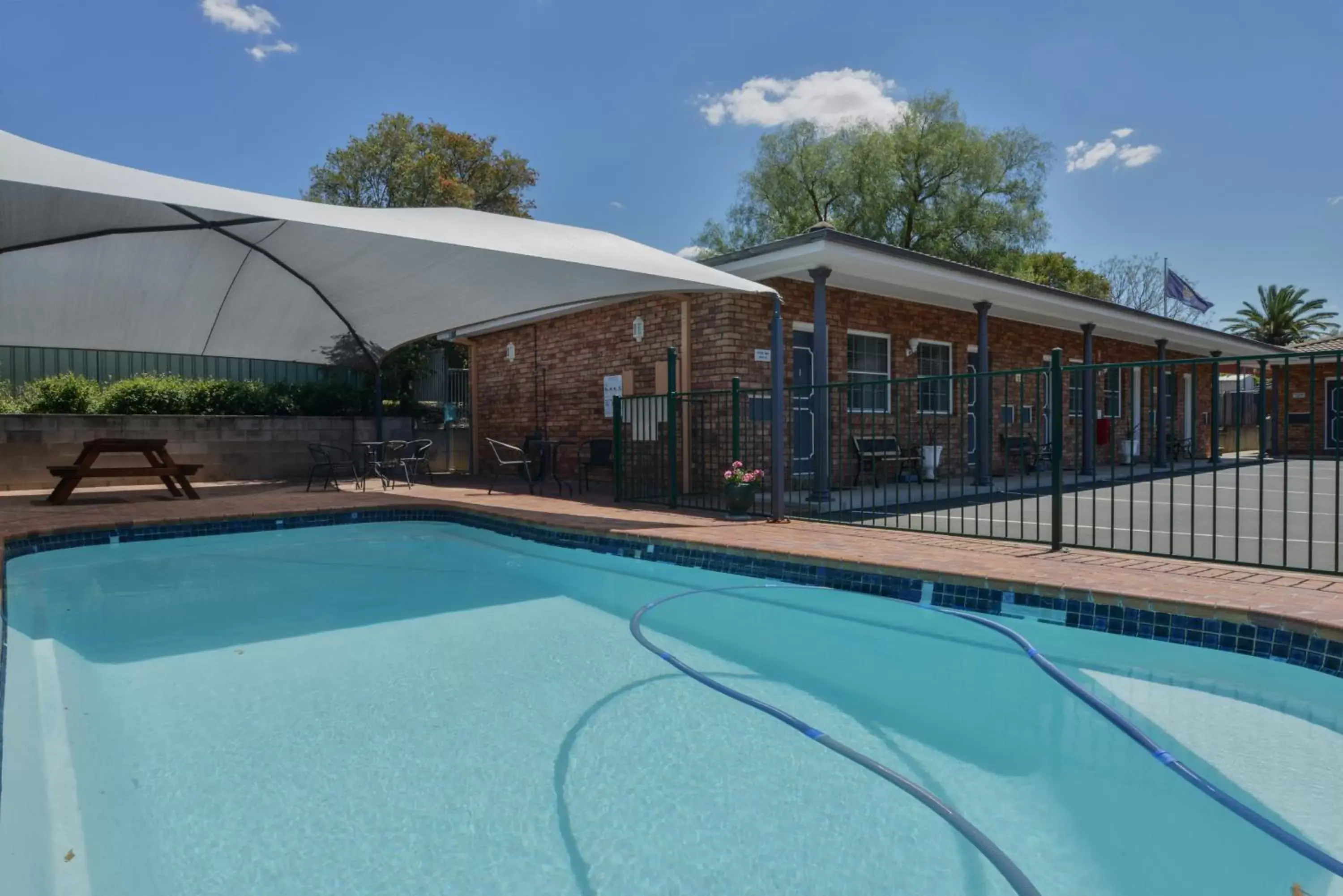 Swimming pool in Cadman Motor Inn and Apartments Swimming pool in Cadman Motor Inn and Apartments