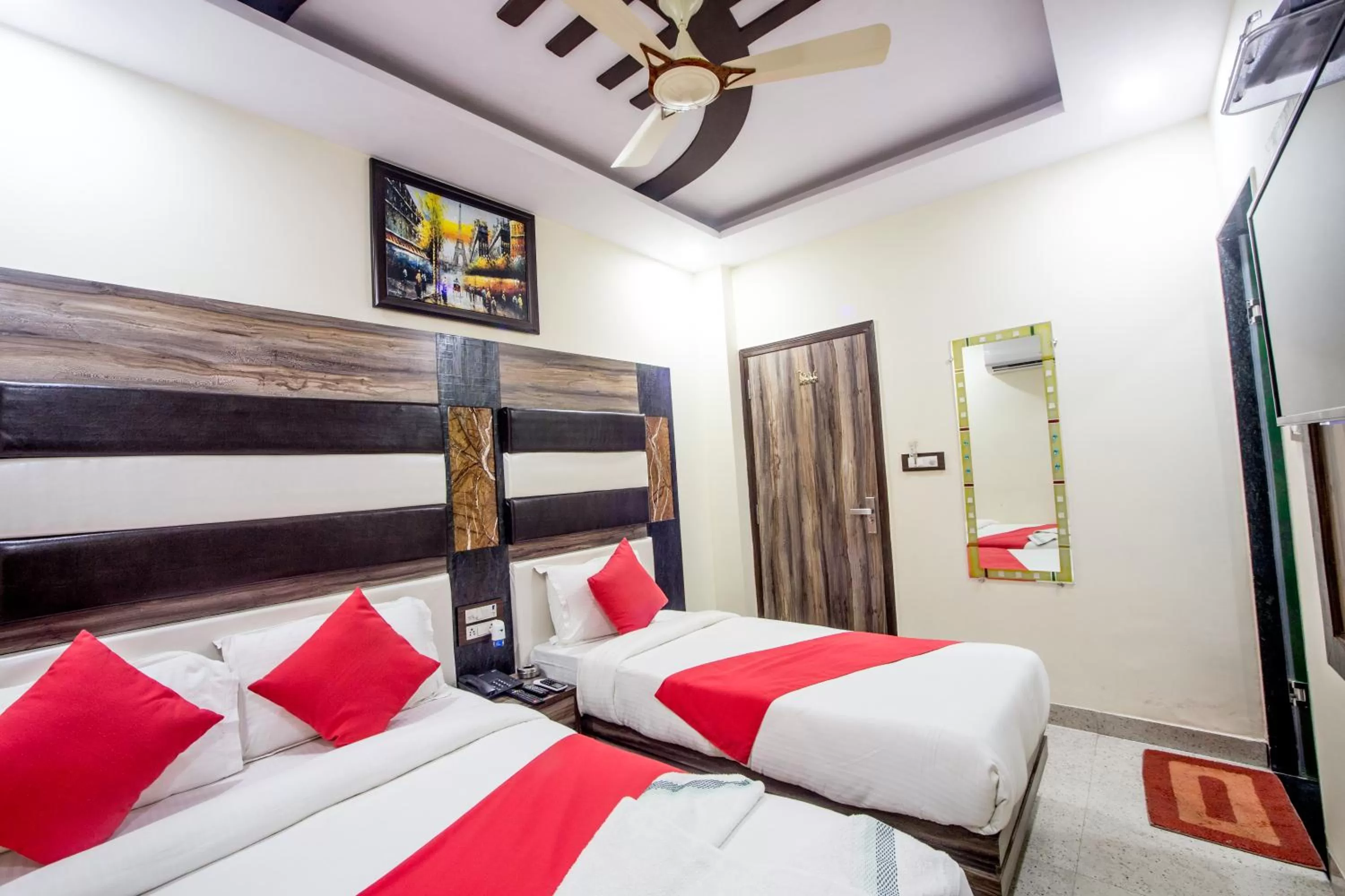 Photo of the whole room, Bed in Hotel Dollar Inn