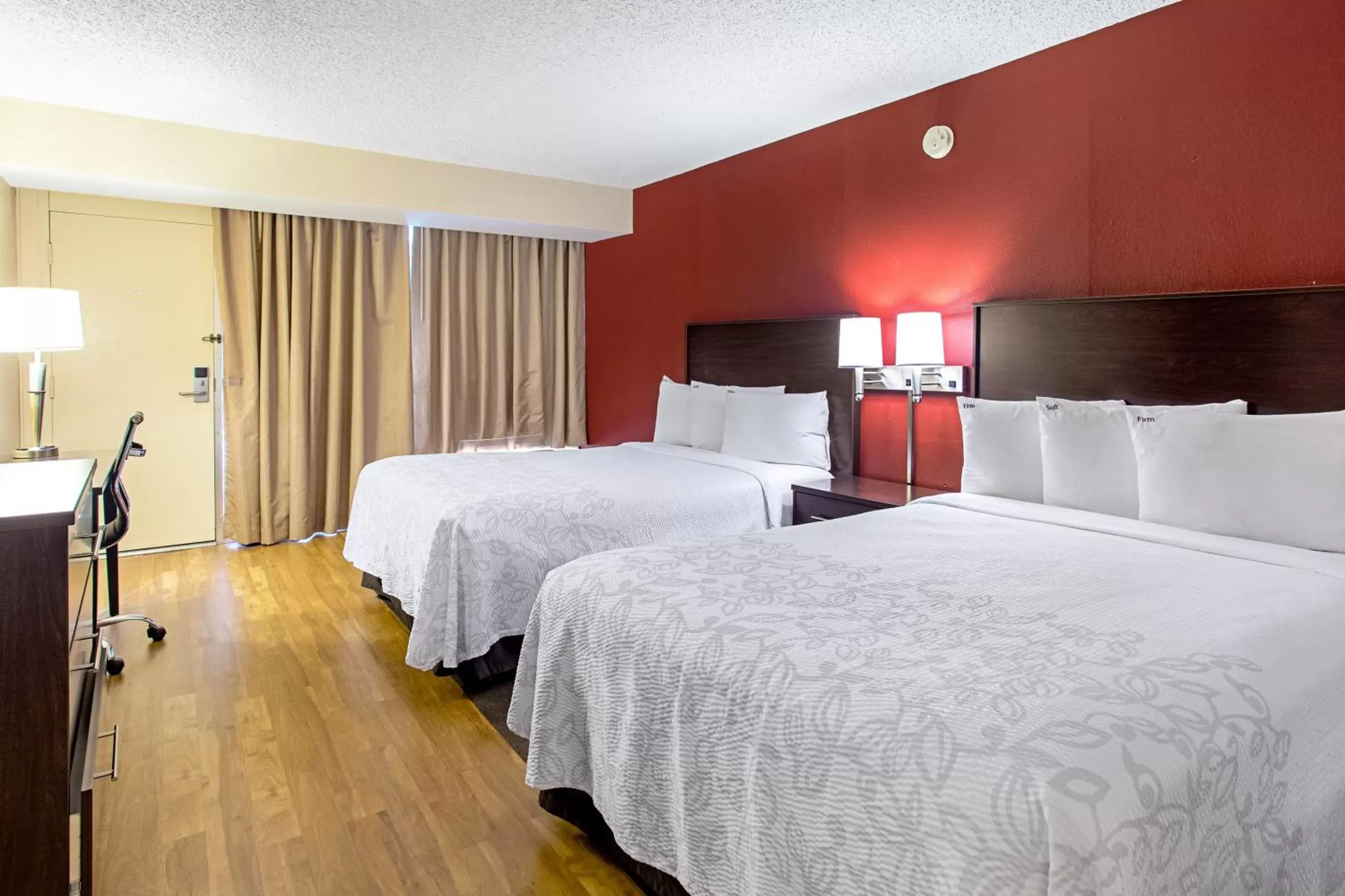 Photo of the whole room, Bed in Red Roof Inn PLUS+ Wichita East