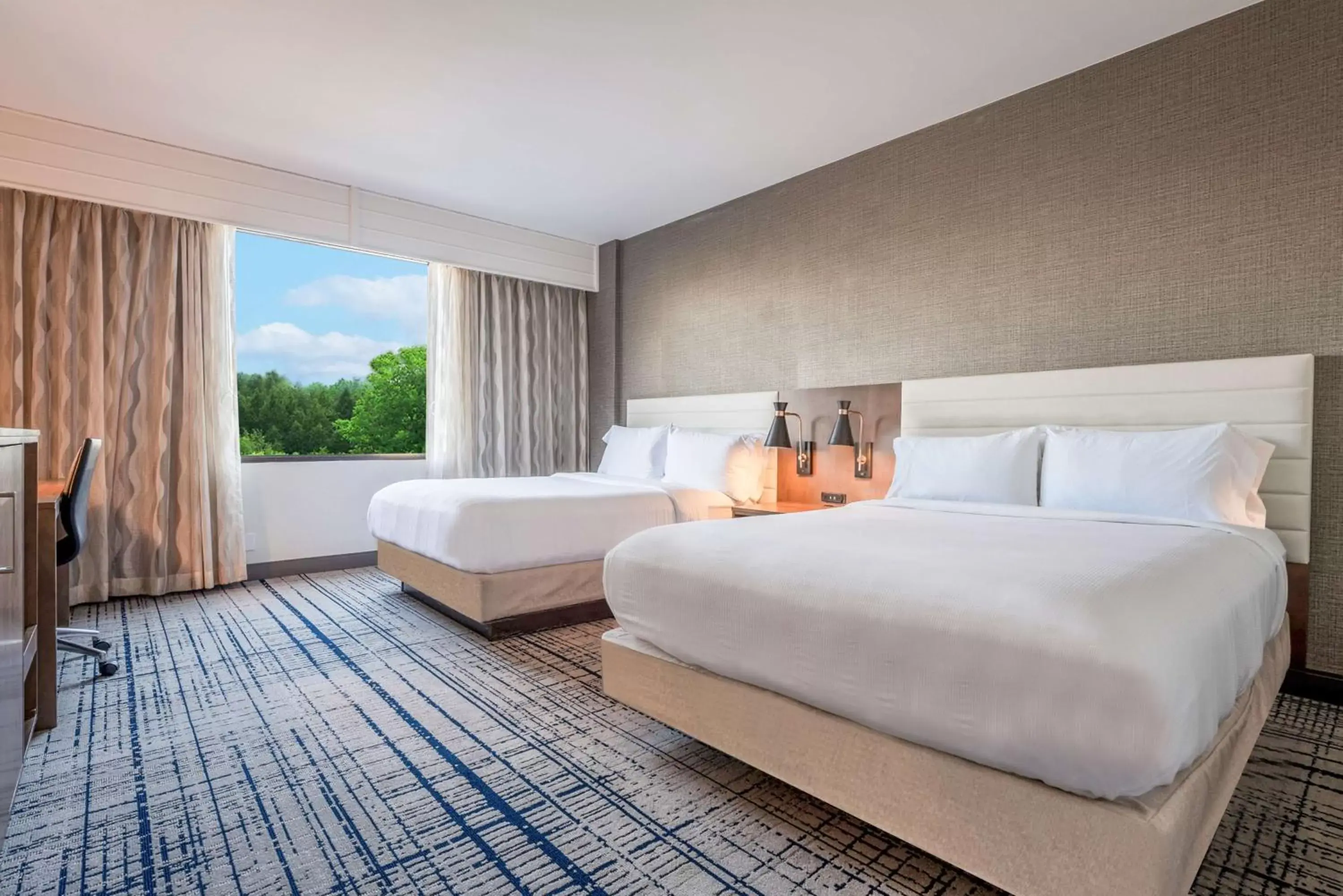 Bed in DoubleTree by Hilton South Charlotte Tyvola