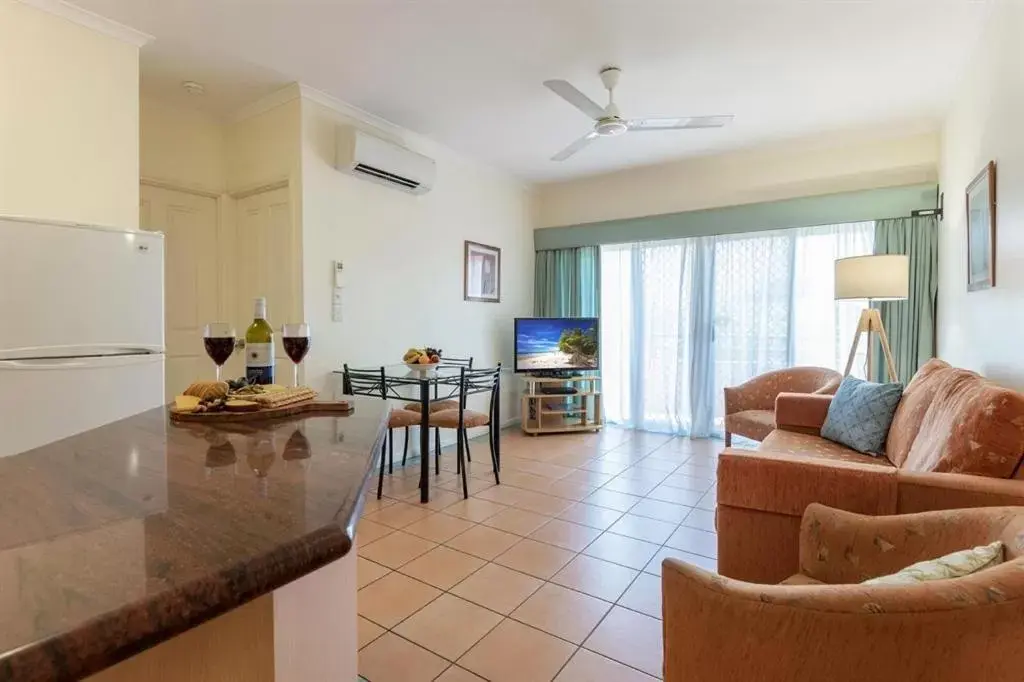 Kitchen or kitchenette, Seating Area in Mid City Luxury Suites