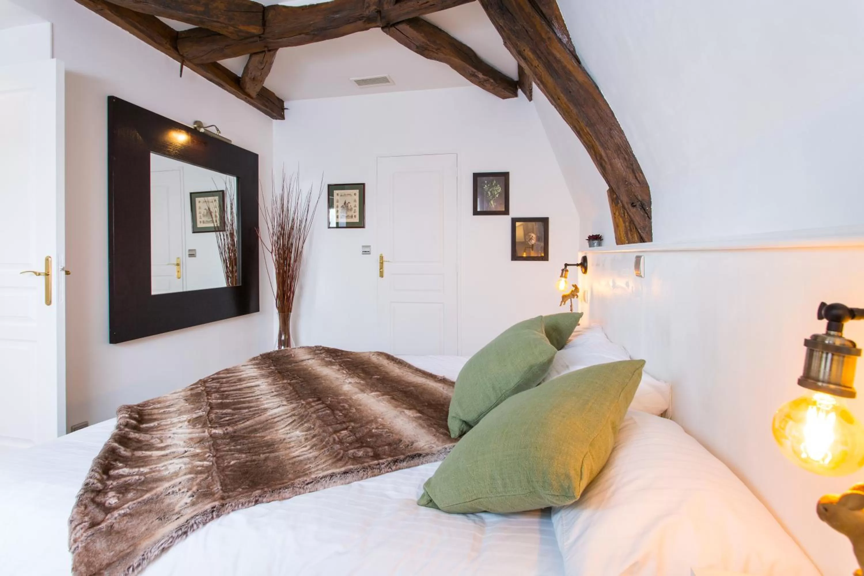 City view, Bed in Logis Hôtels Restaurant La Mère Hamard