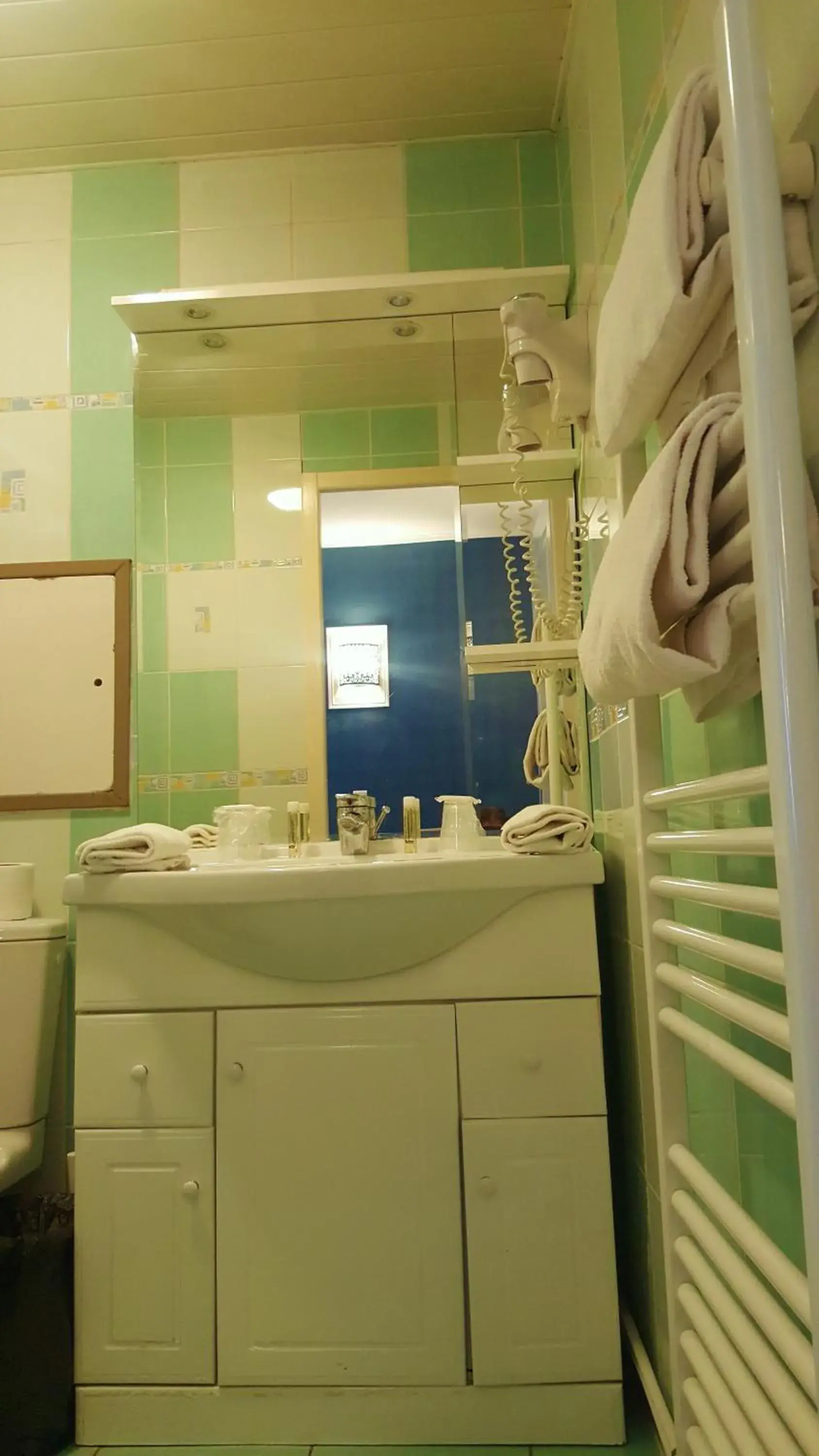 Shower, Bathroom in Modern'Hotel