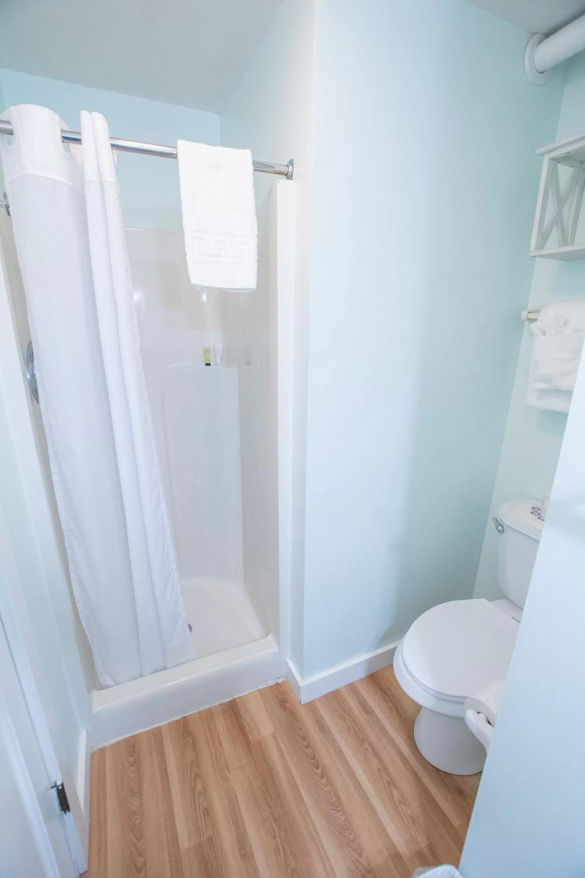 Shower in Terrace Inn and 1911 Restaurant