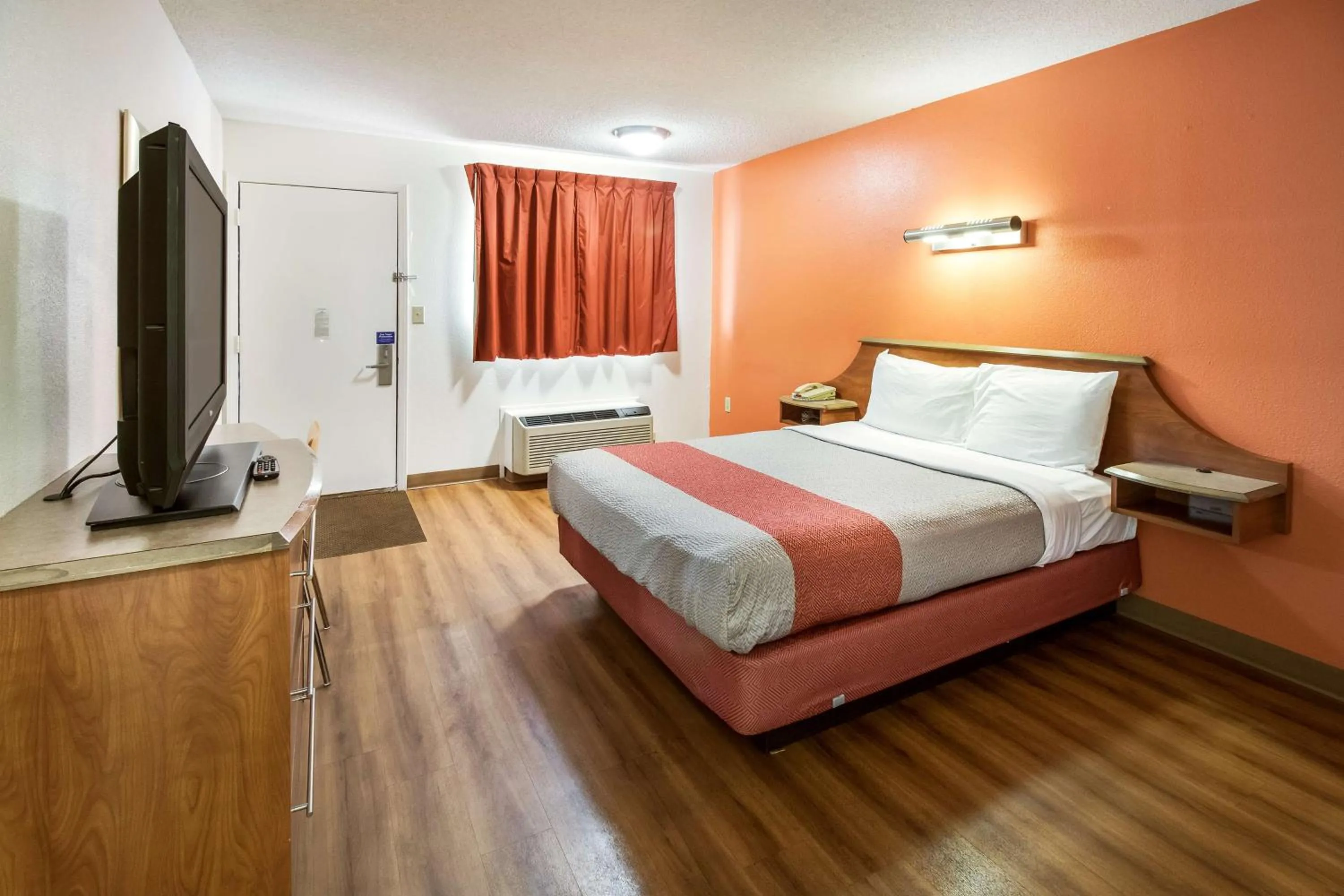 TV and multimedia, Bed in Motel 6-Dayton, OH - Englewood