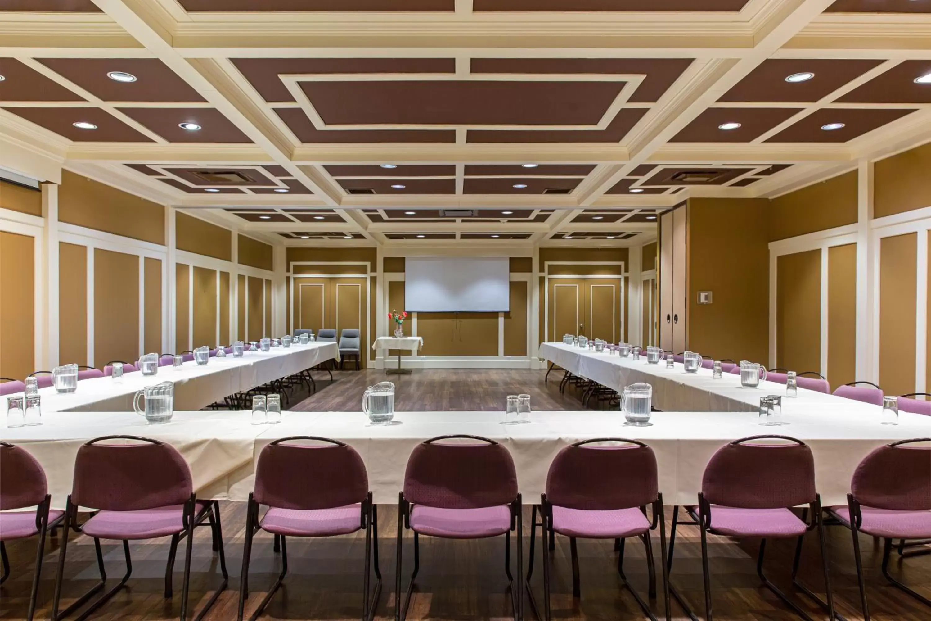 Meeting/conference room in Hotel L'Oiseliere Montmagny