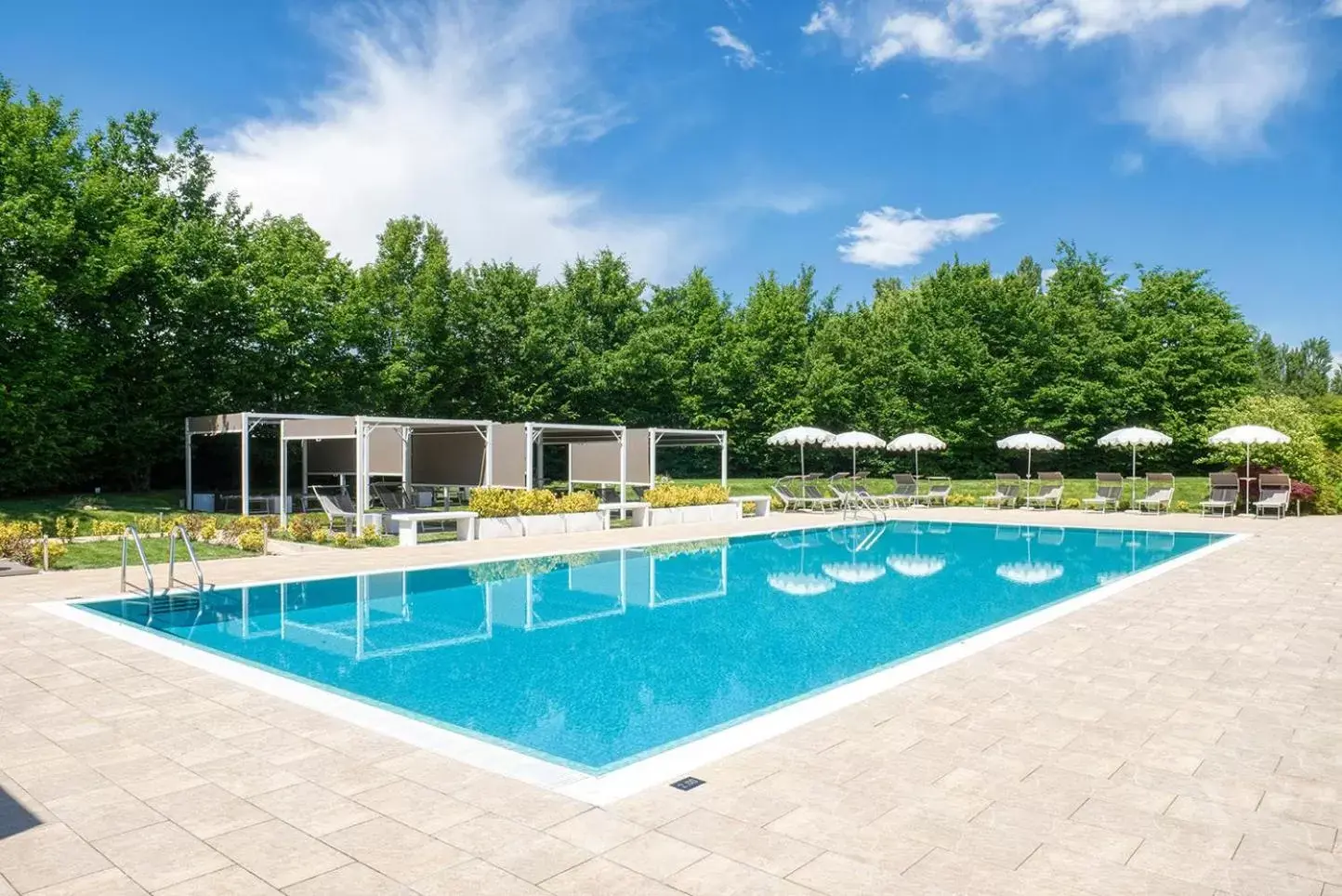 Swimming pool in GHV Hotel Swimming pool in GHV Hotel