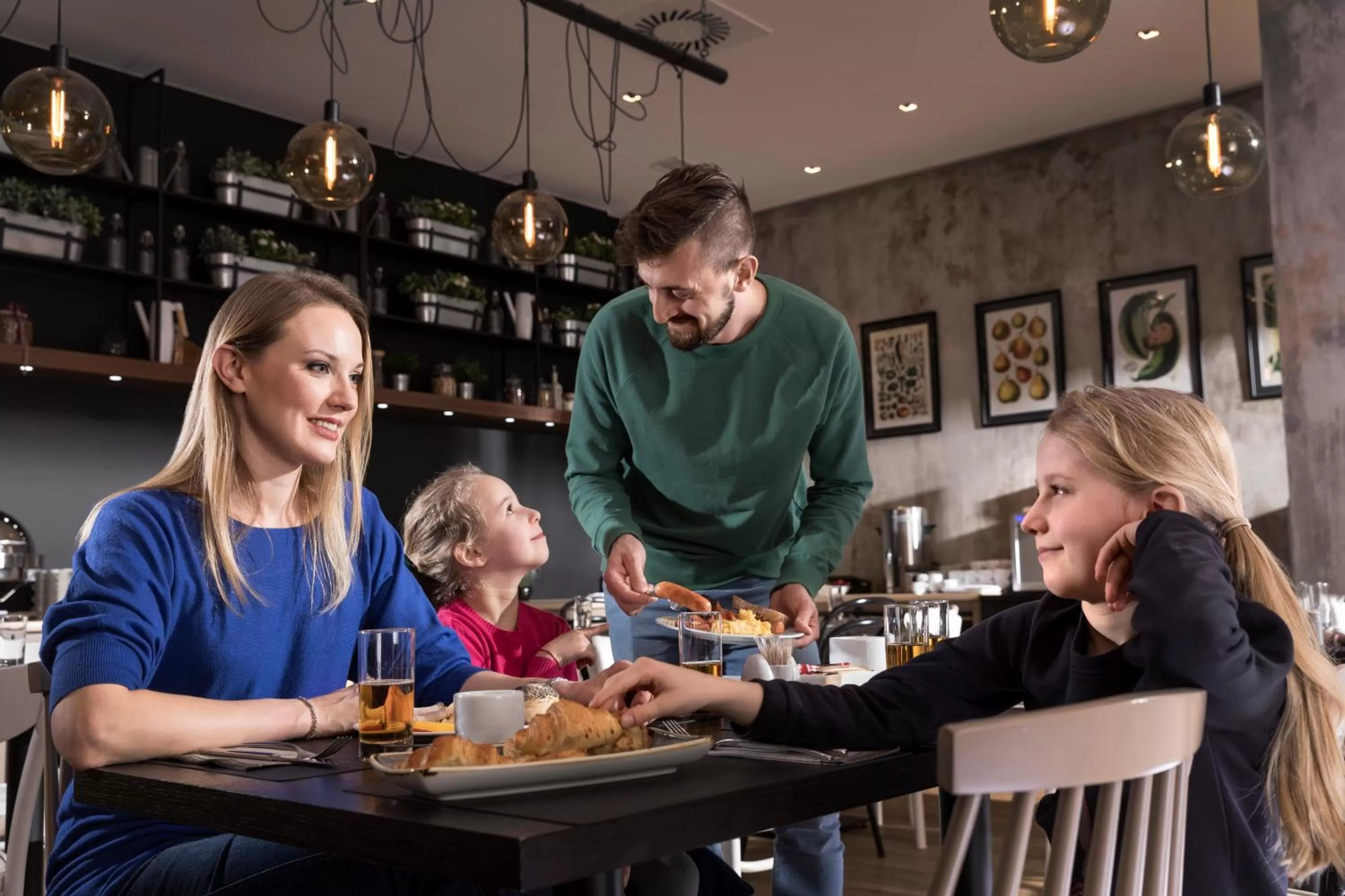 Restaurant/places to eat in Hotel Sadova