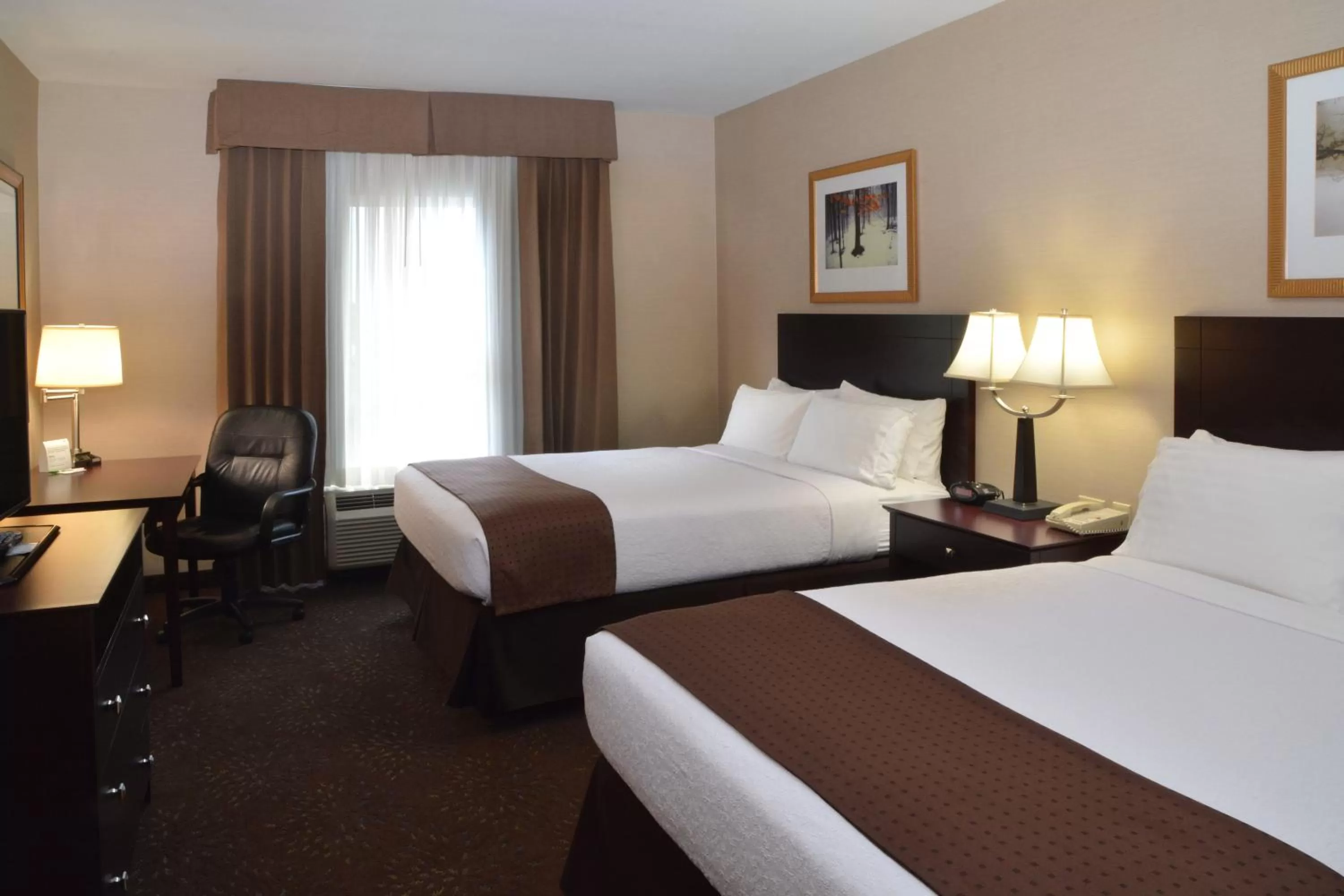 Photo of the whole room, Bed in Holiday Inn Canton-Belden Village by IHG