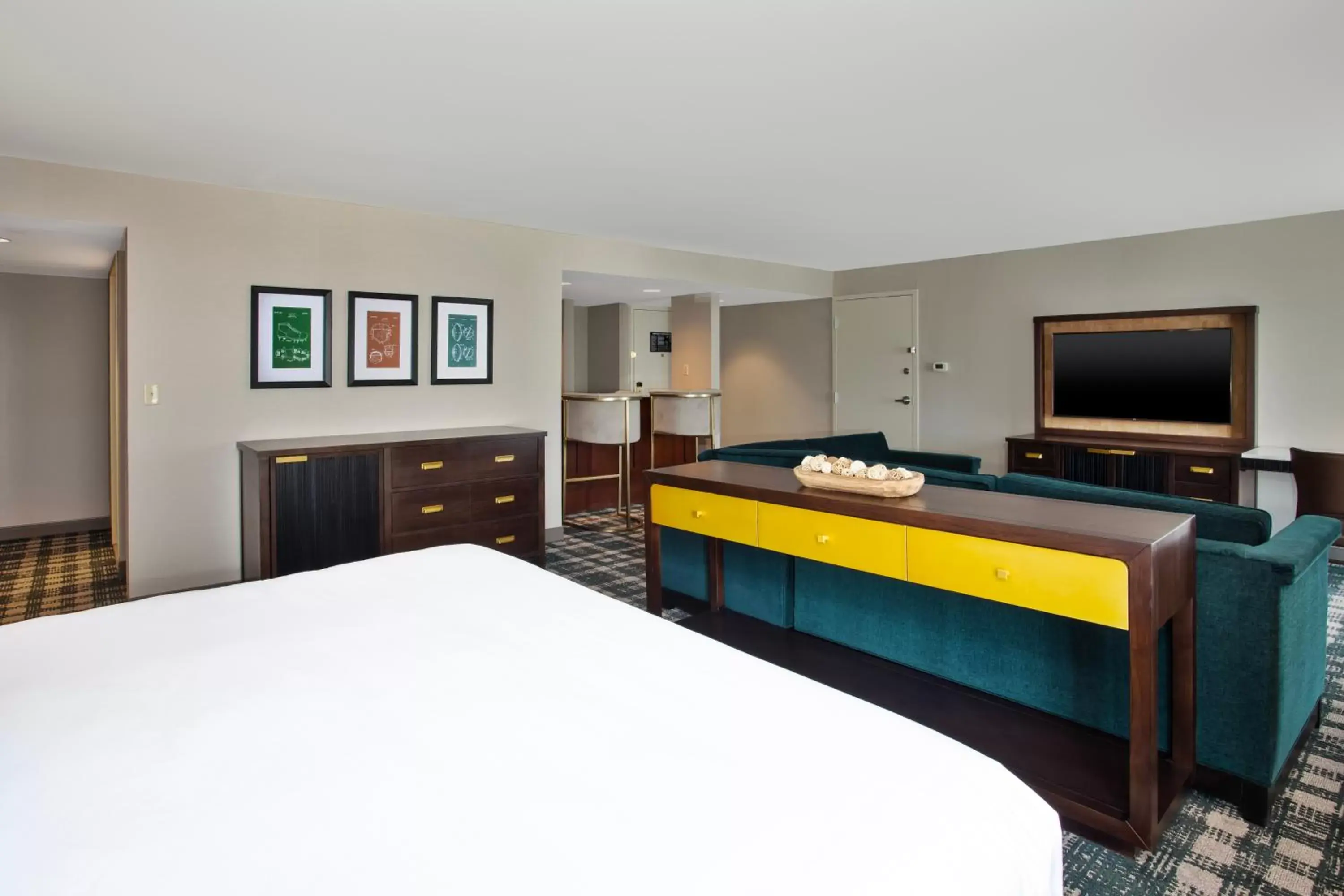 Bed, Kitchen/Kitchenette in DoubleTree by Hilton Lansing