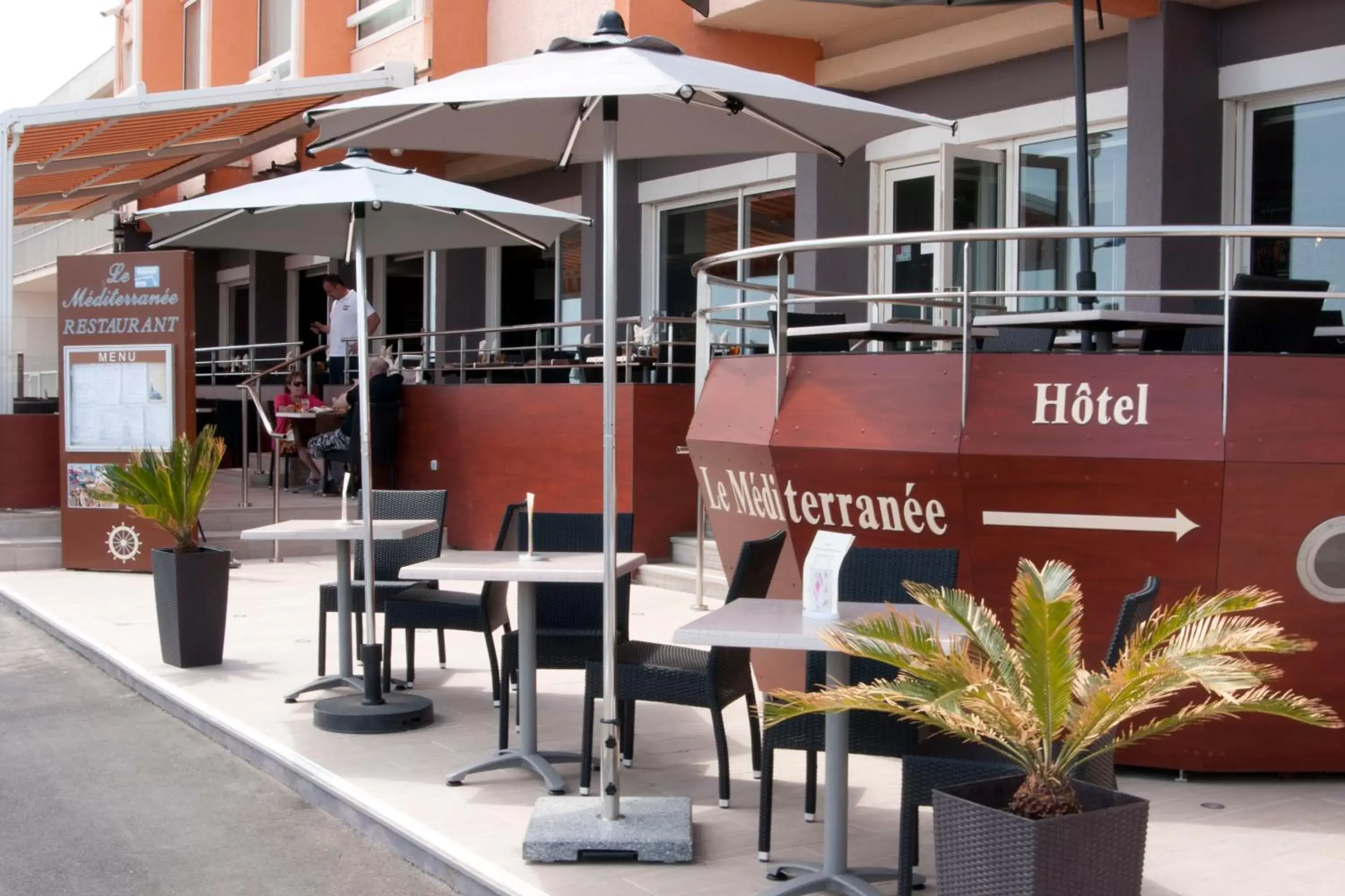 Facade/entrance in Logis Hôtel Mediterranee