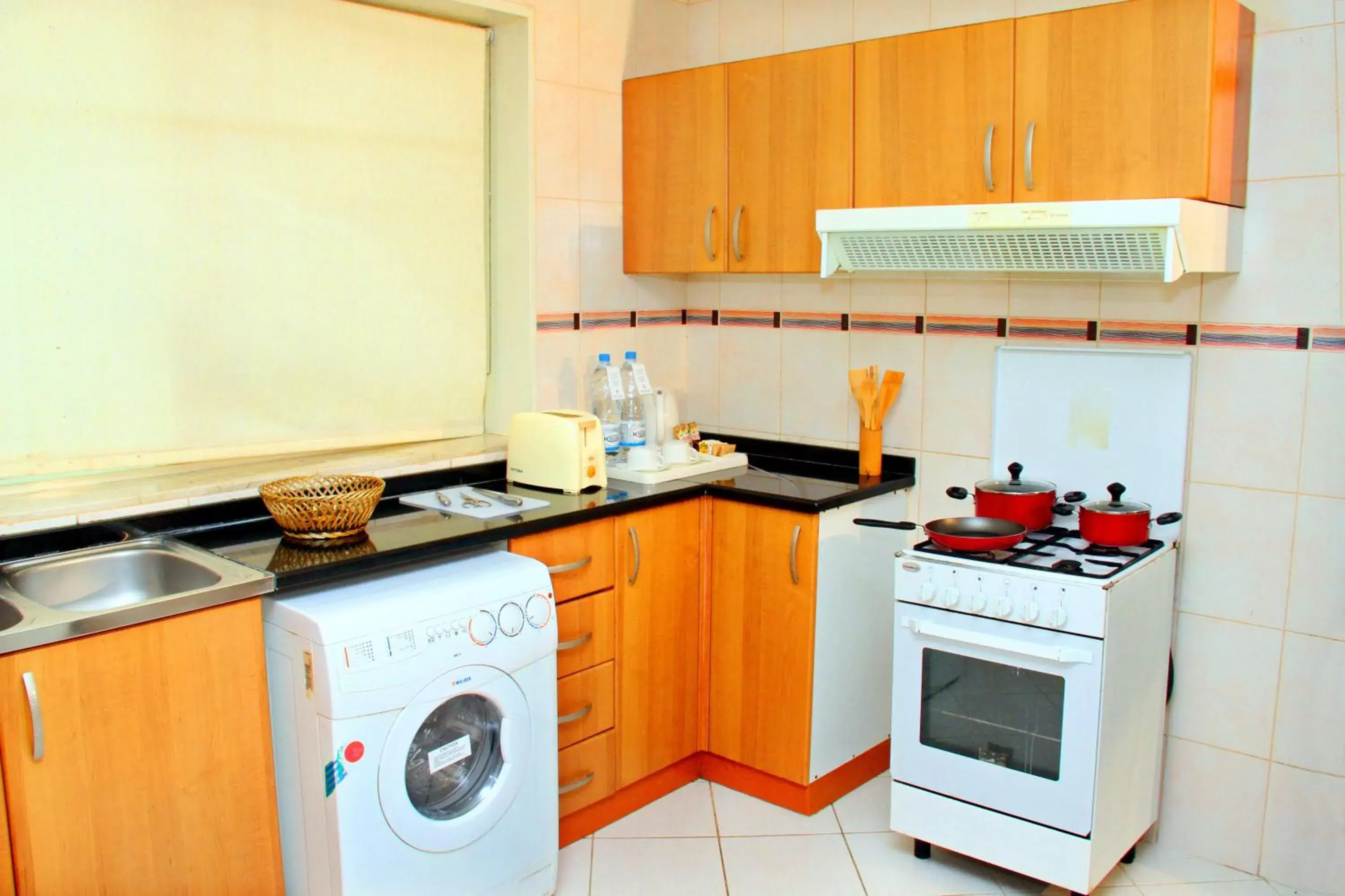 Kitchen or kitchenette, Kitchen/Kitchenette in Emirates Stars Hotel Apartments Sharjah